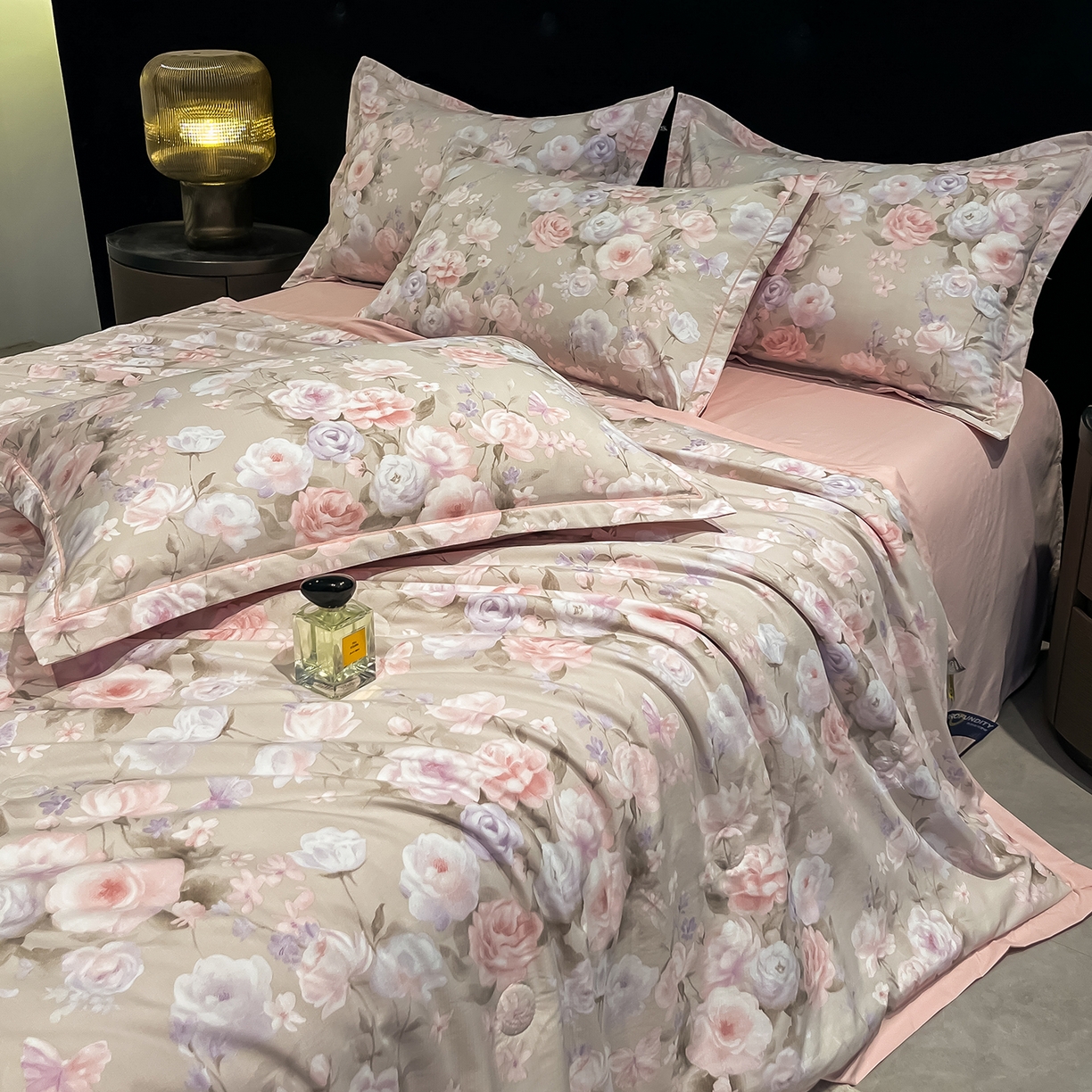 91家纺网 家纺一手货源 找家纺 金梦拉家纺 2026新款凉感天丝竹节纱大宽边一字绣夏被空调被夏凉被四件套 风语花絮