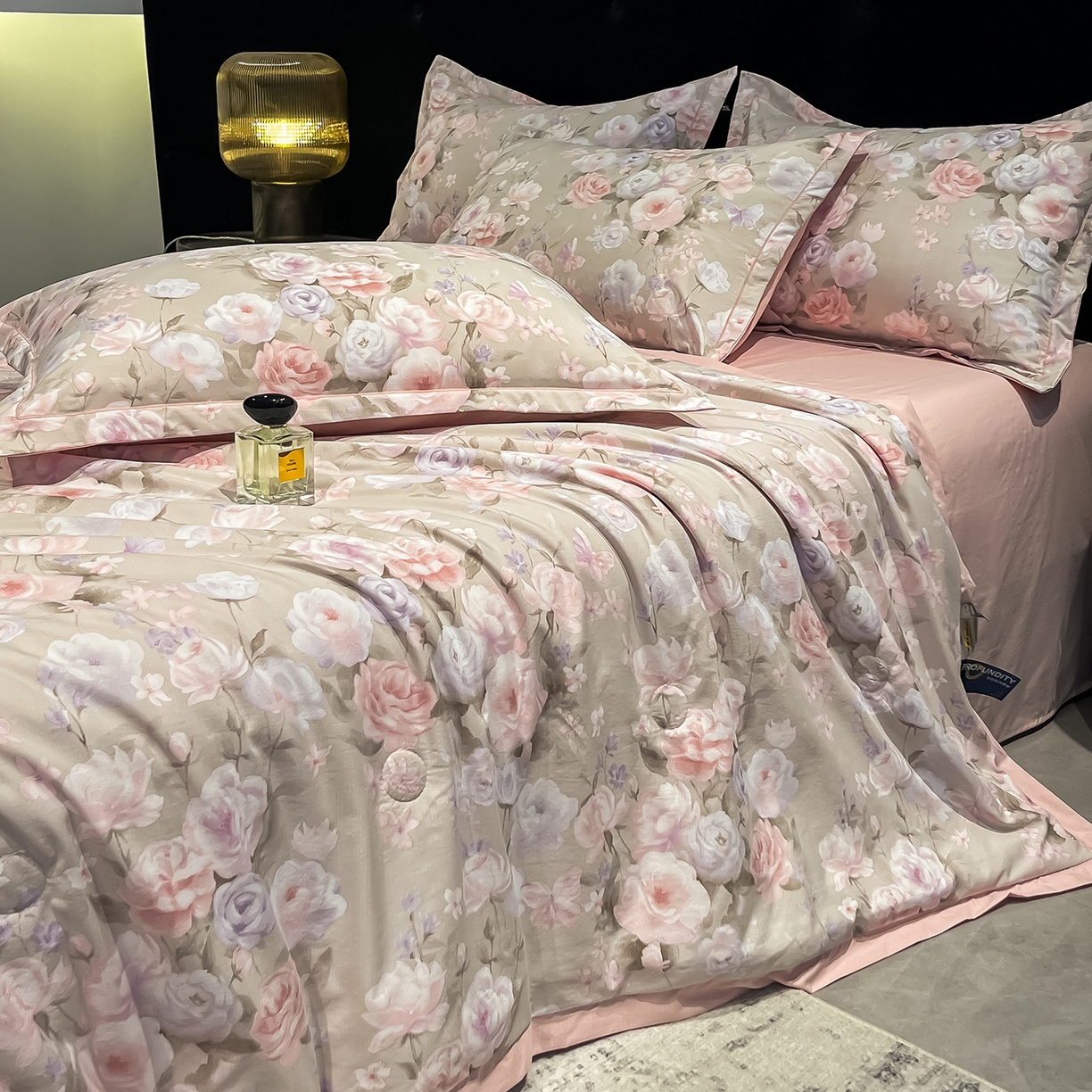 91家纺网 家纺一手货源 找家纺 金梦拉家纺 2026新款凉感天丝竹节纱大宽边一字绣夏被空调被夏凉被四件套 风语花絮