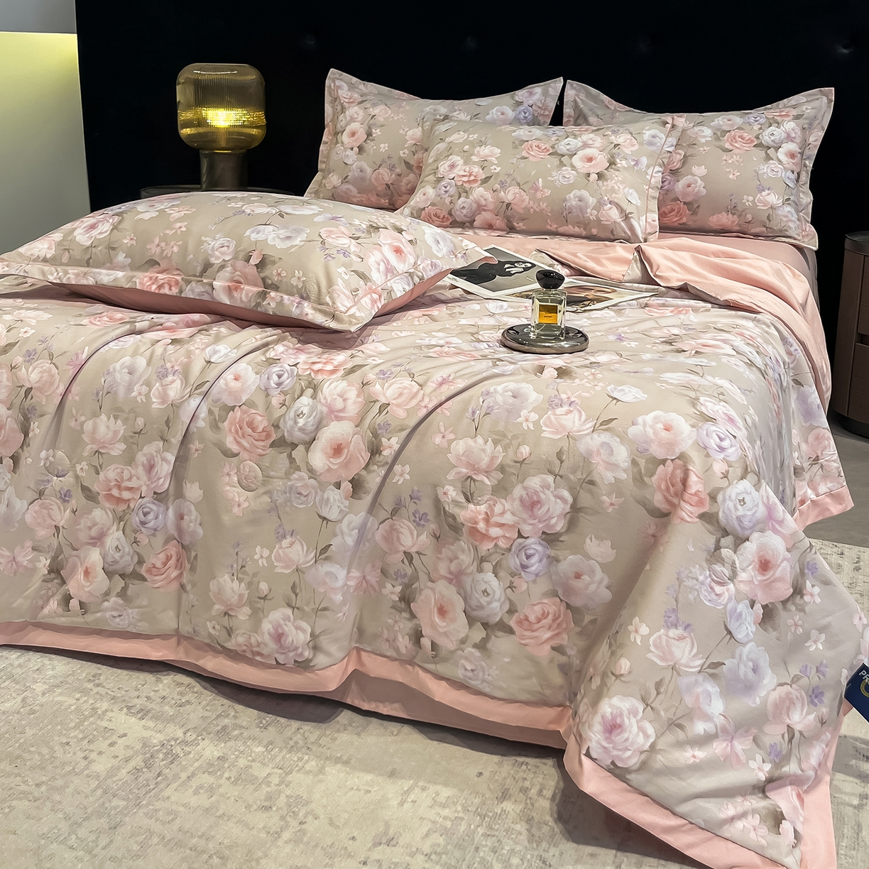 91家纺网 家纺一手货源 找家纺 金梦拉家纺 2026新款凉感天丝竹节纱大宽边一字绣夏被空调被夏凉被四件套 风语花絮