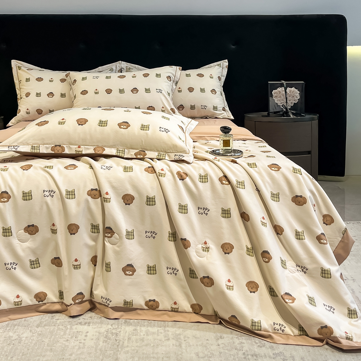 91家纺网 家纺一手货源 找家纺 金梦拉家纺 2026新款凉感天丝竹节纱大宽边一字绣夏被空调被夏凉被四件套 欢乐熊宝