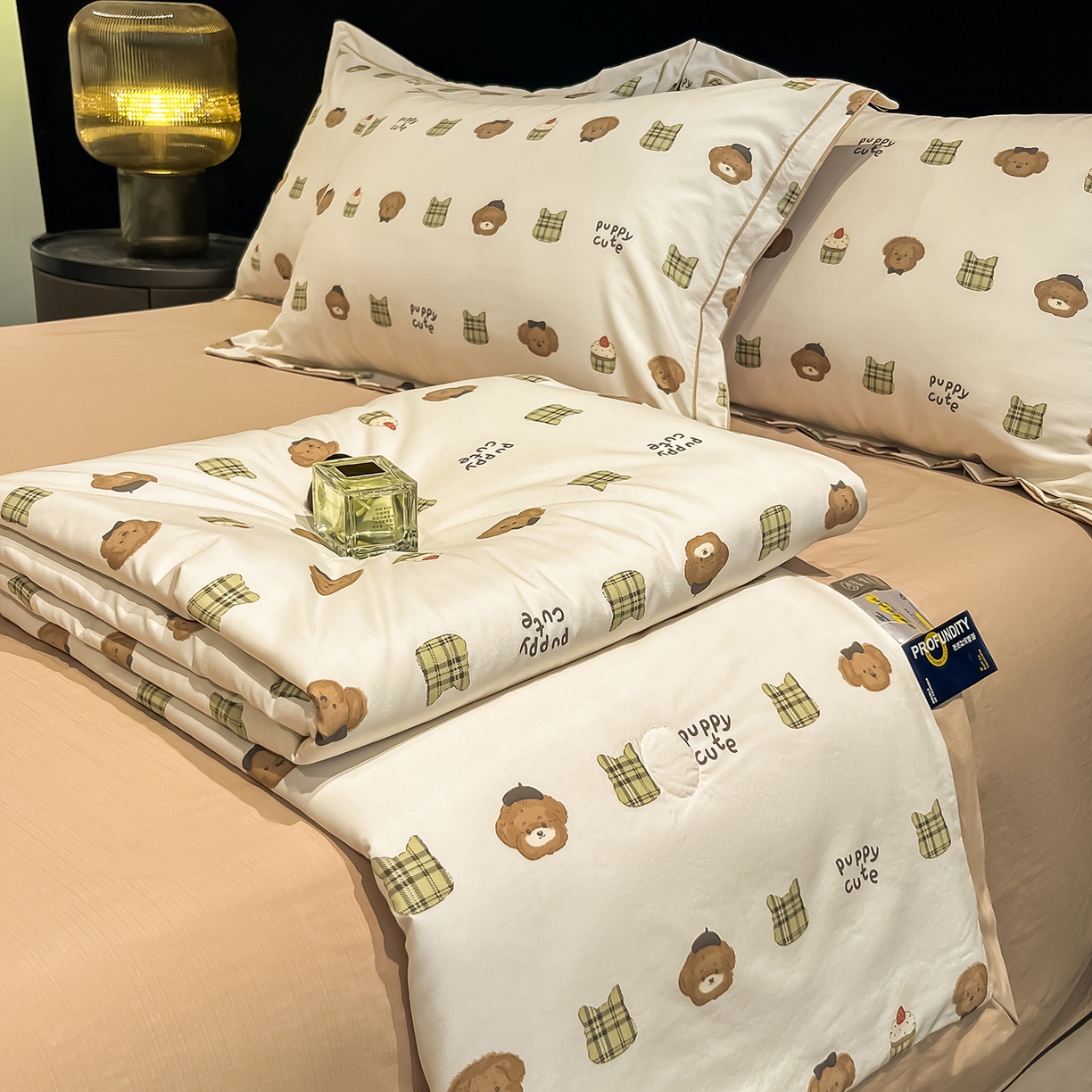 91家纺网 家纺一手货源 找家纺 金梦拉家纺 2026新款凉感天丝竹节纱大宽边一字绣夏被空调被夏凉被四件套 欢乐熊宝