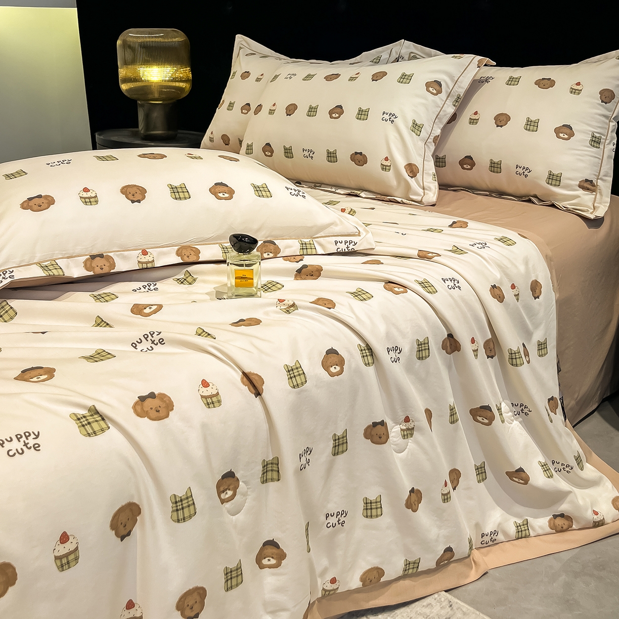 91家纺网 家纺一手货源 找家纺 金梦拉家纺 2026新款凉感天丝竹节纱大宽边一字绣夏被空调被夏凉被四件套 欢乐熊宝