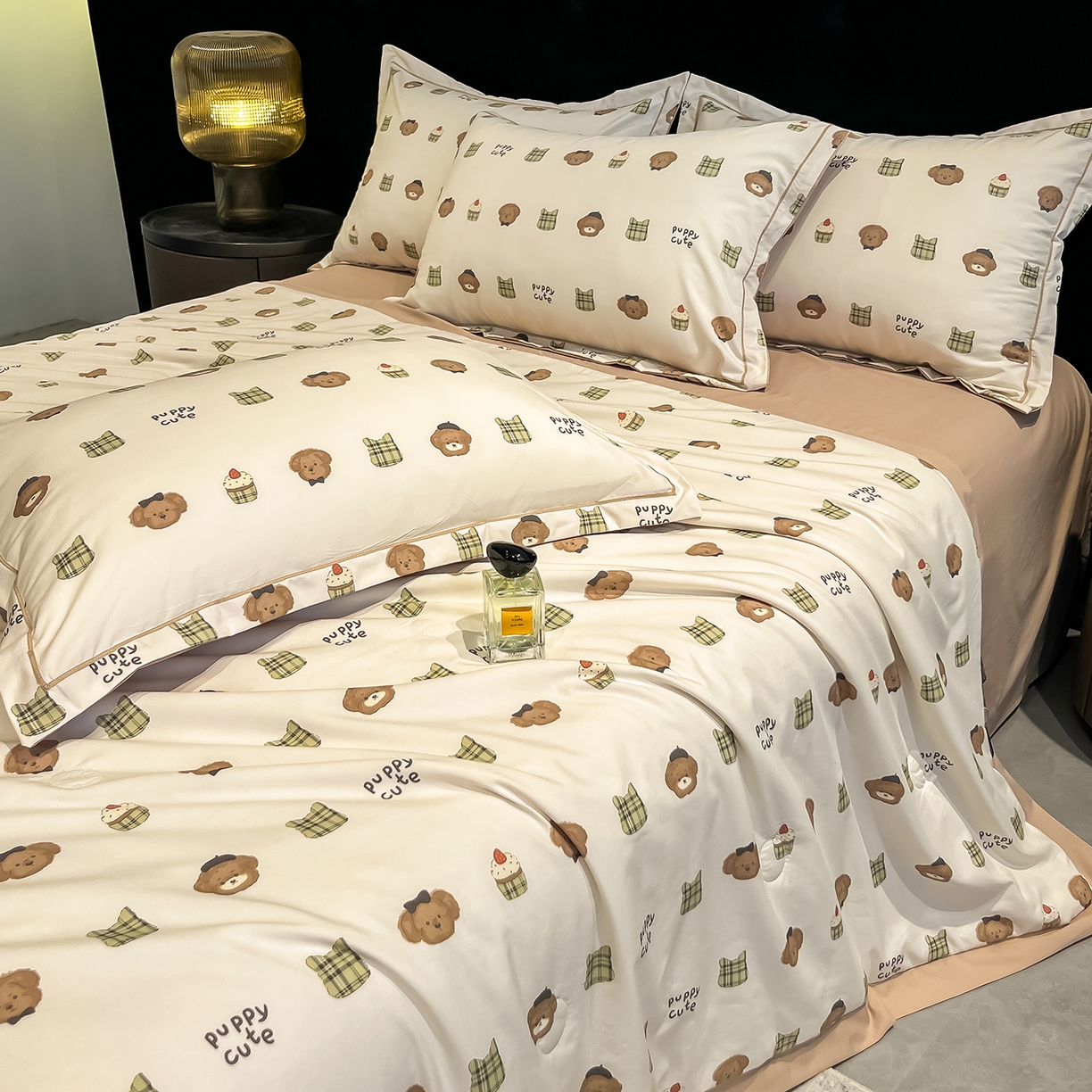 91家纺网 家纺一手货源 找家纺 金梦拉家纺 2026新款凉感天丝竹节纱大宽边一字绣夏被空调被夏凉被四件套 欢乐熊宝