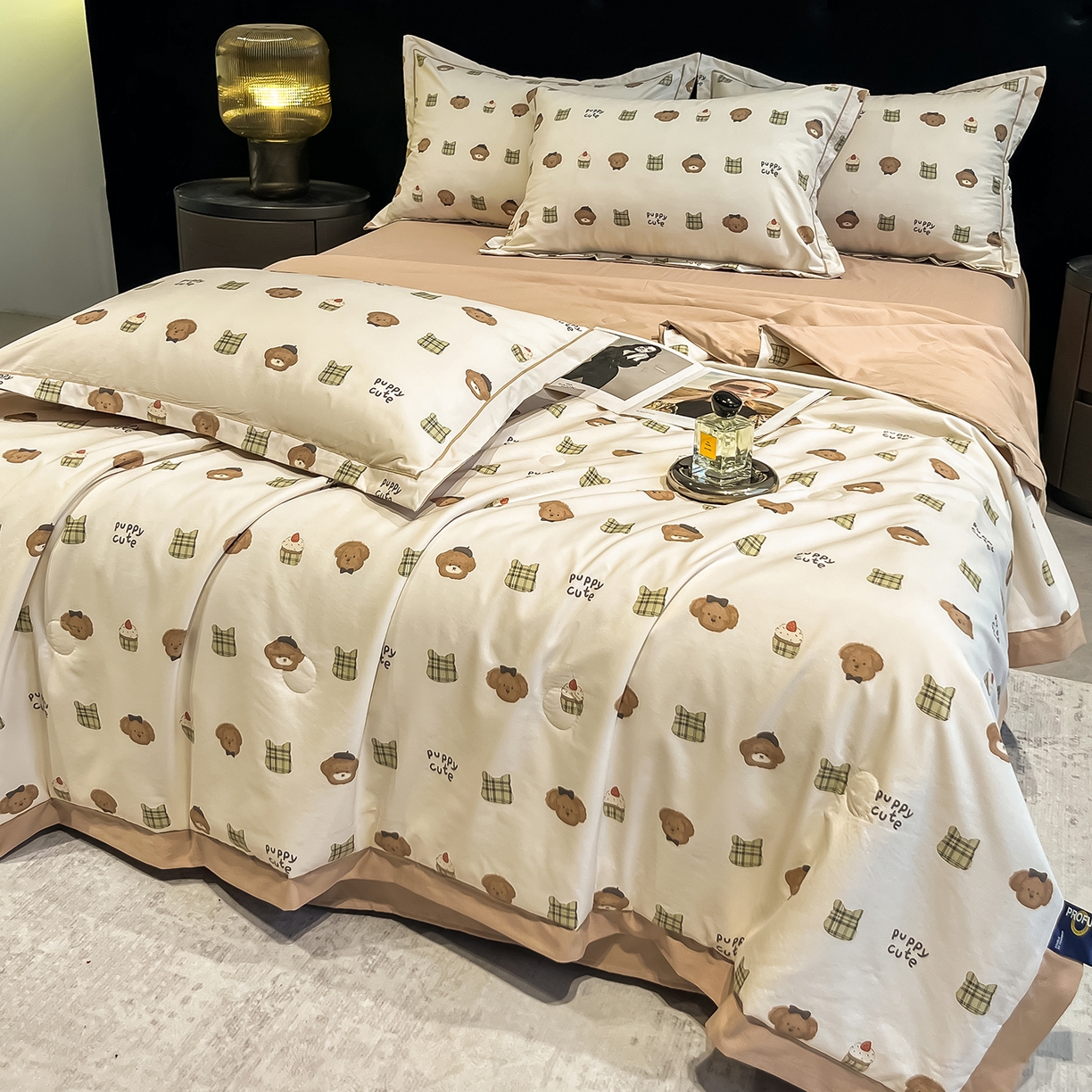 91家纺网 家纺一手货源 找家纺 金梦拉家纺 2026新款凉感天丝竹节纱大宽边一字绣夏被空调被夏凉被四件套 欢乐熊宝