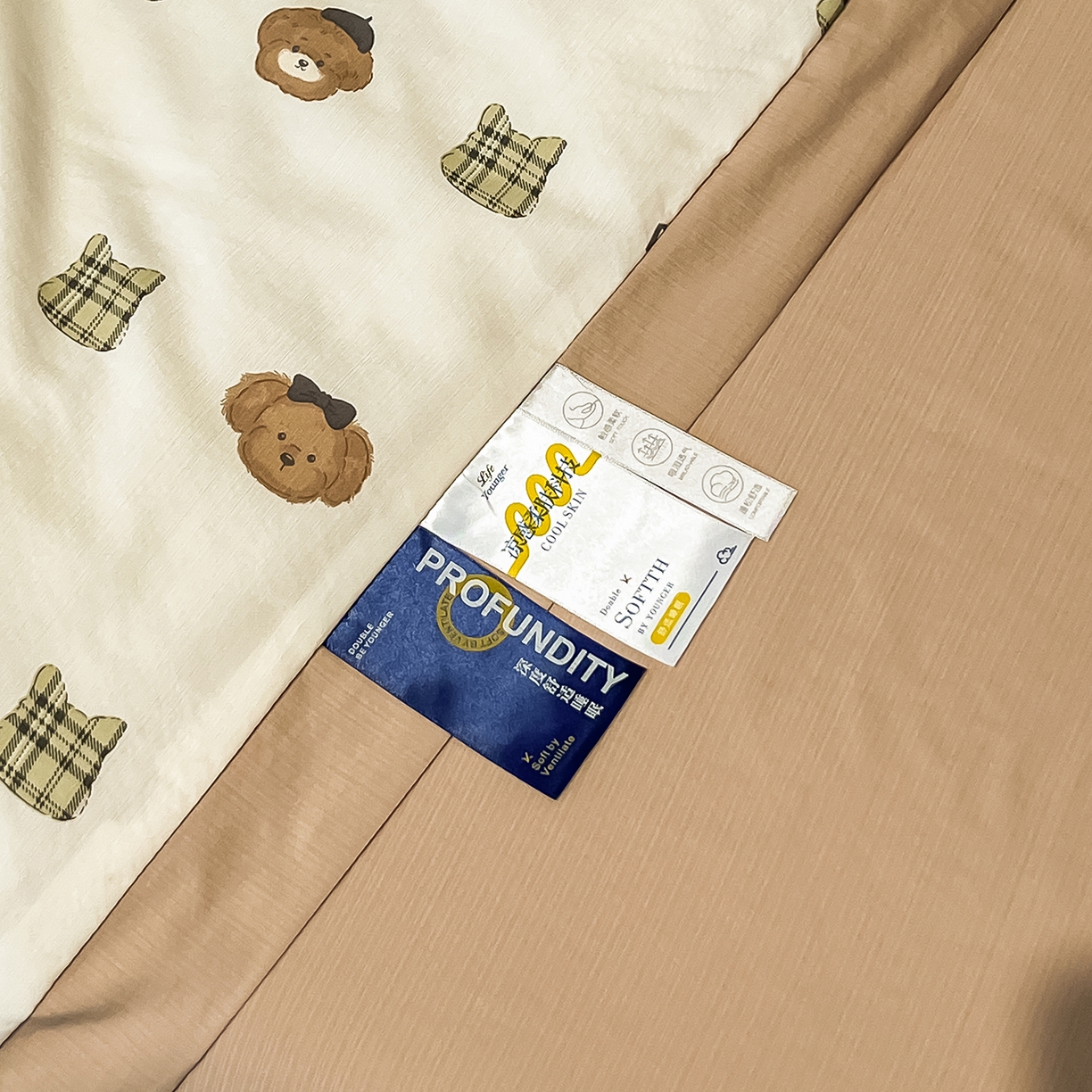 91家纺网 家纺一手货源 找家纺 金梦拉家纺 2026新款凉感天丝竹节纱大宽边一字绣夏被空调被夏凉被四件套 欢乐熊宝