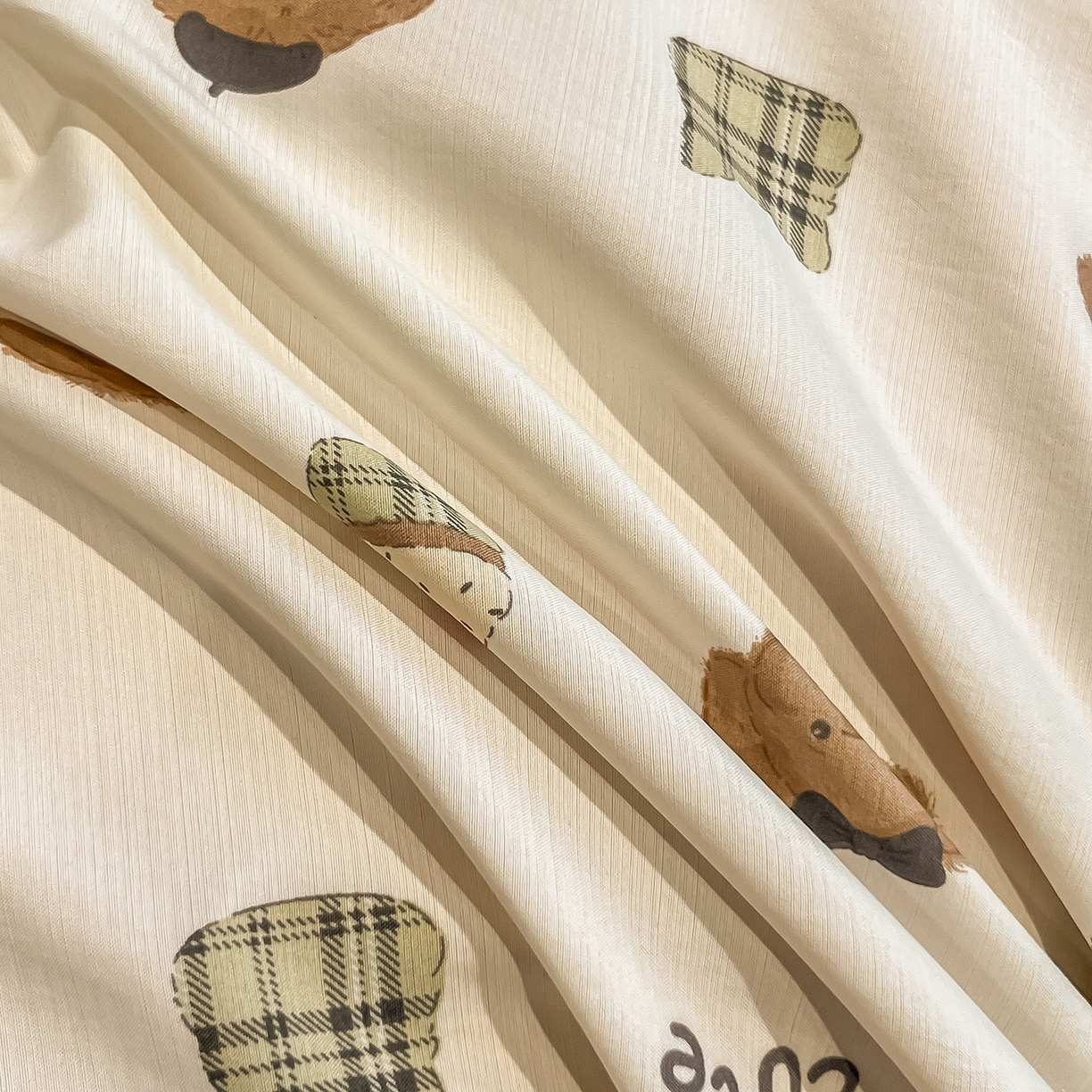 91家纺网 家纺一手货源 找家纺 金梦拉家纺 2026新款凉感天丝竹节纱大宽边一字绣夏被空调被夏凉被四件套 欢乐熊宝