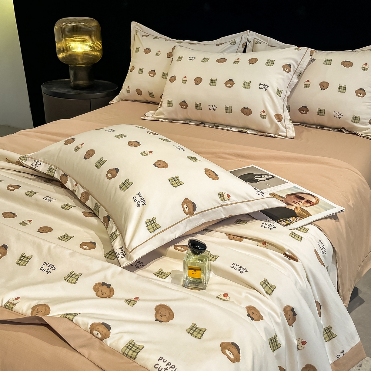 91家纺网 家纺一手货源 找家纺 金梦拉家纺 2026新款凉感天丝竹节纱大宽边一字绣夏被空调被夏凉被四件套 欢乐熊宝