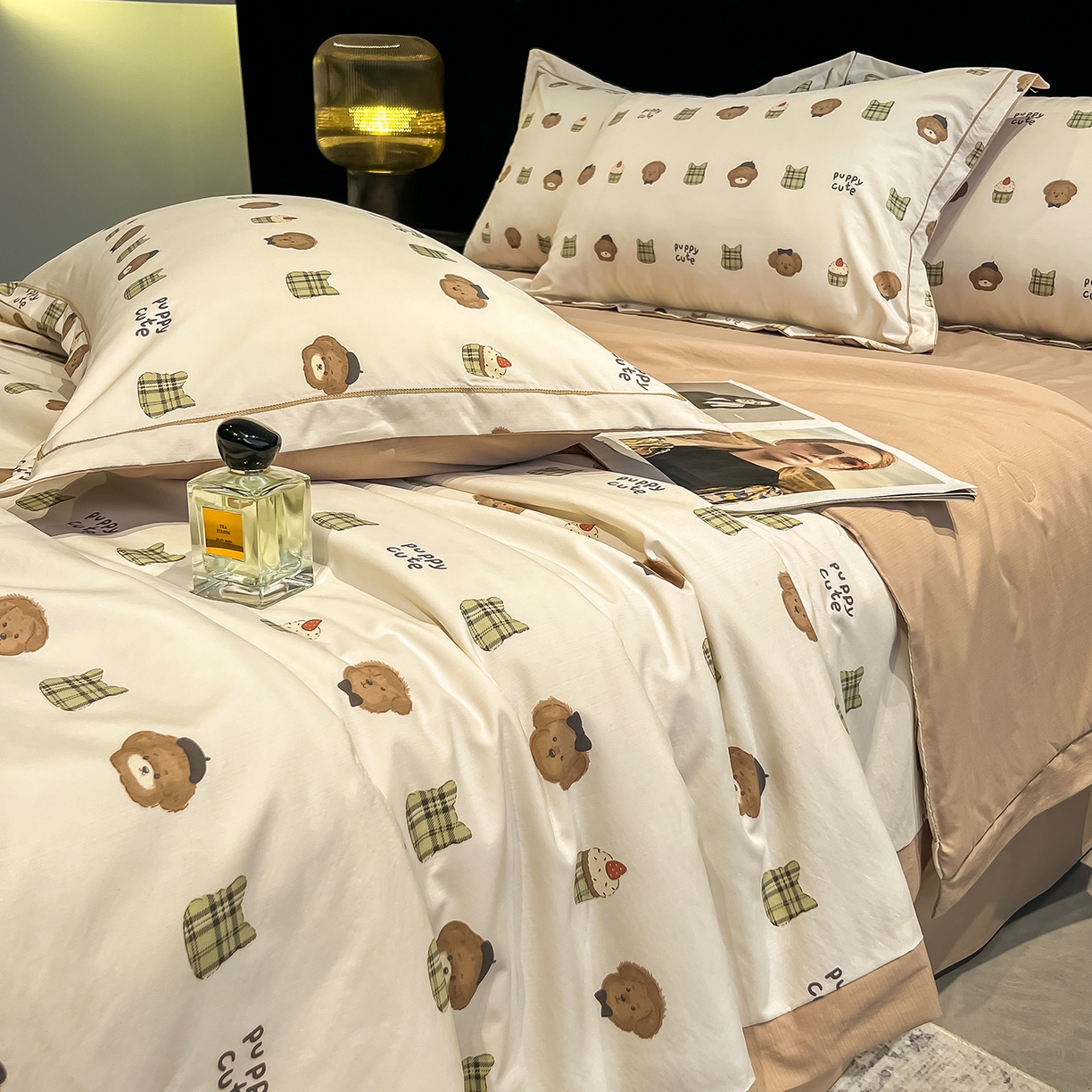 91家纺网 家纺一手货源 找家纺 金梦拉家纺 2026新款凉感天丝竹节纱大宽边一字绣夏被空调被夏凉被四件套 欢乐熊宝