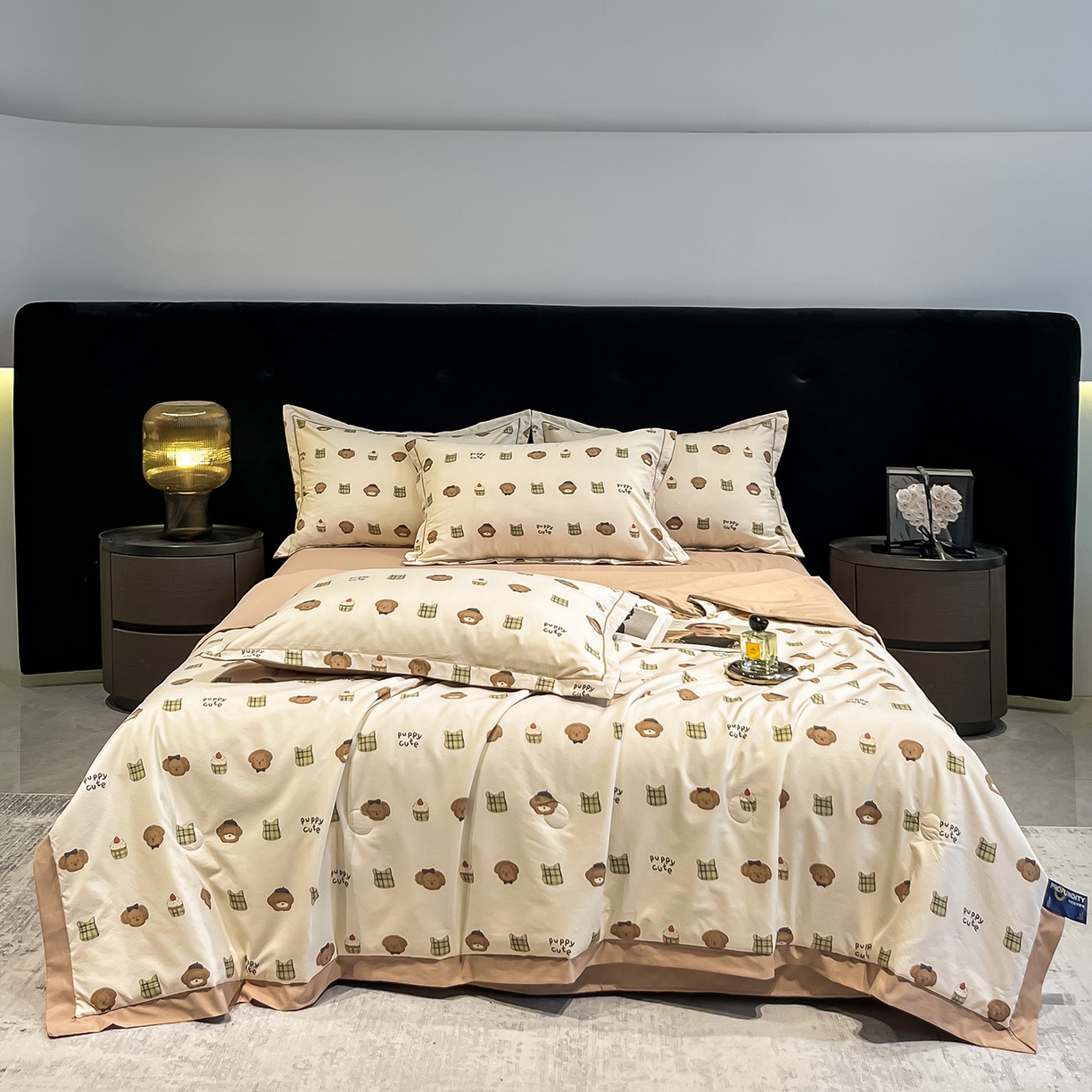 91家纺网 家纺一手货源 找家纺 金梦拉家纺 2026新款凉感天丝竹节纱大宽边一字绣夏被空调被夏凉被四件套 欢乐熊宝