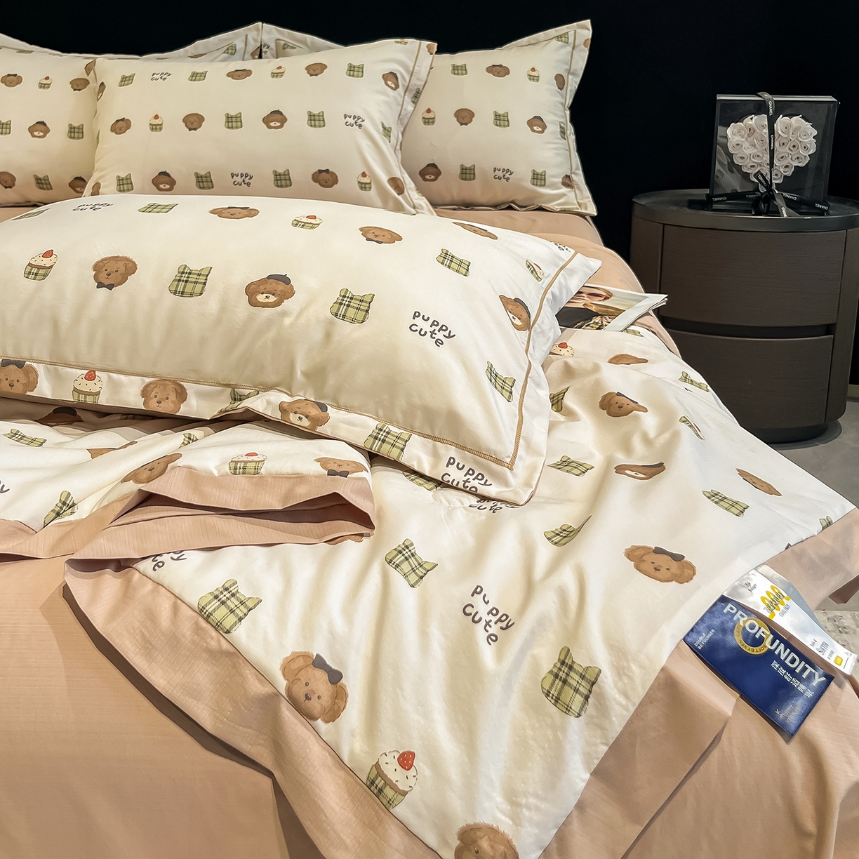 91家纺网 家纺一手货源 找家纺 金梦拉家纺 2026新款凉感天丝竹节纱大宽边一字绣夏被空调被夏凉被四件套 欢乐熊宝