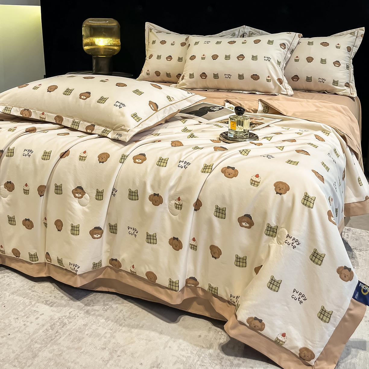 91家纺网 家纺一手货源 找家纺 金梦拉家纺 2026新款凉感天丝竹节纱大宽边一字绣夏被空调被夏凉被四件套 欢乐熊宝