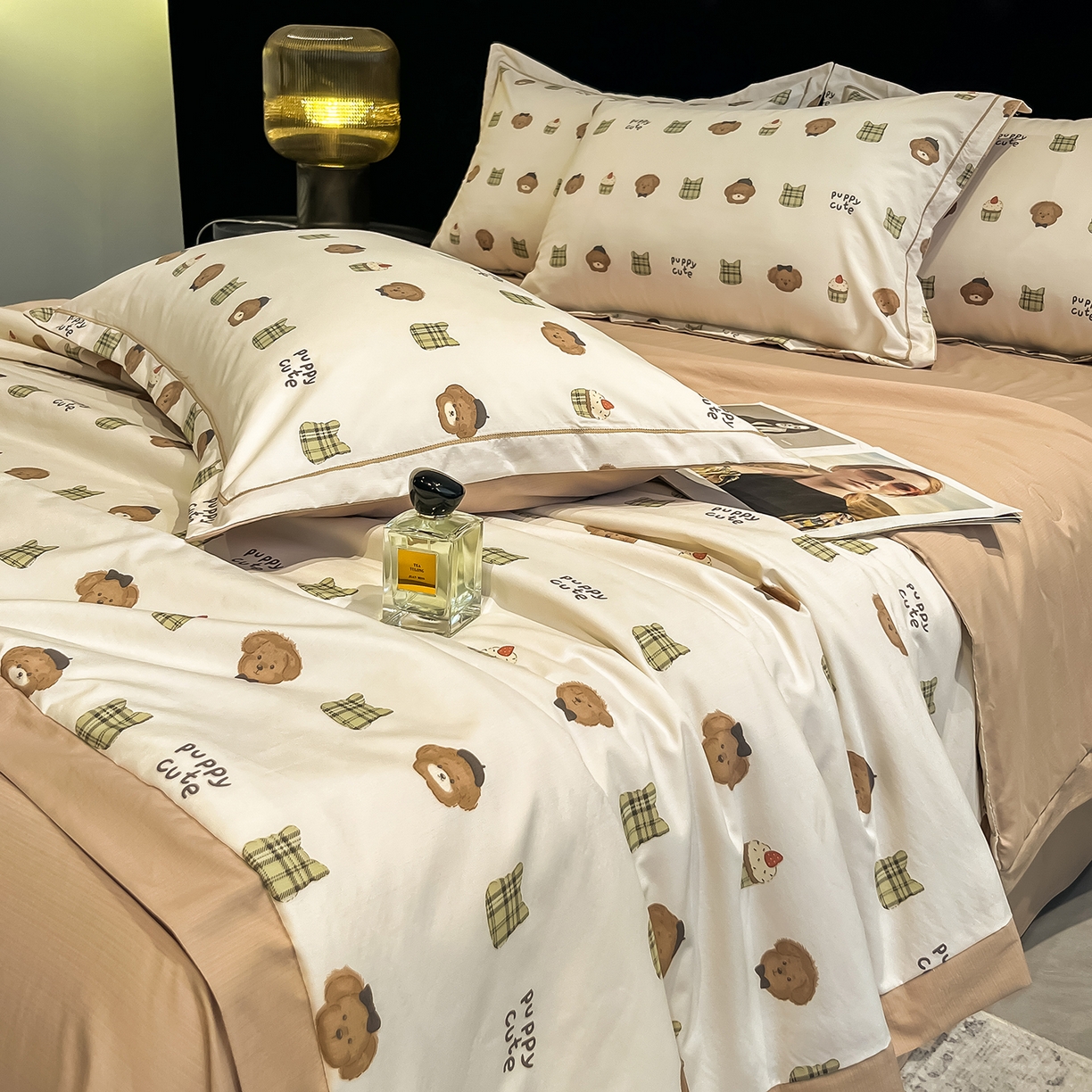 91家纺网 家纺一手货源 找家纺 金梦拉家纺 2026新款凉感天丝竹节纱大宽边一字绣夏被空调被夏凉被四件套 欢乐熊宝