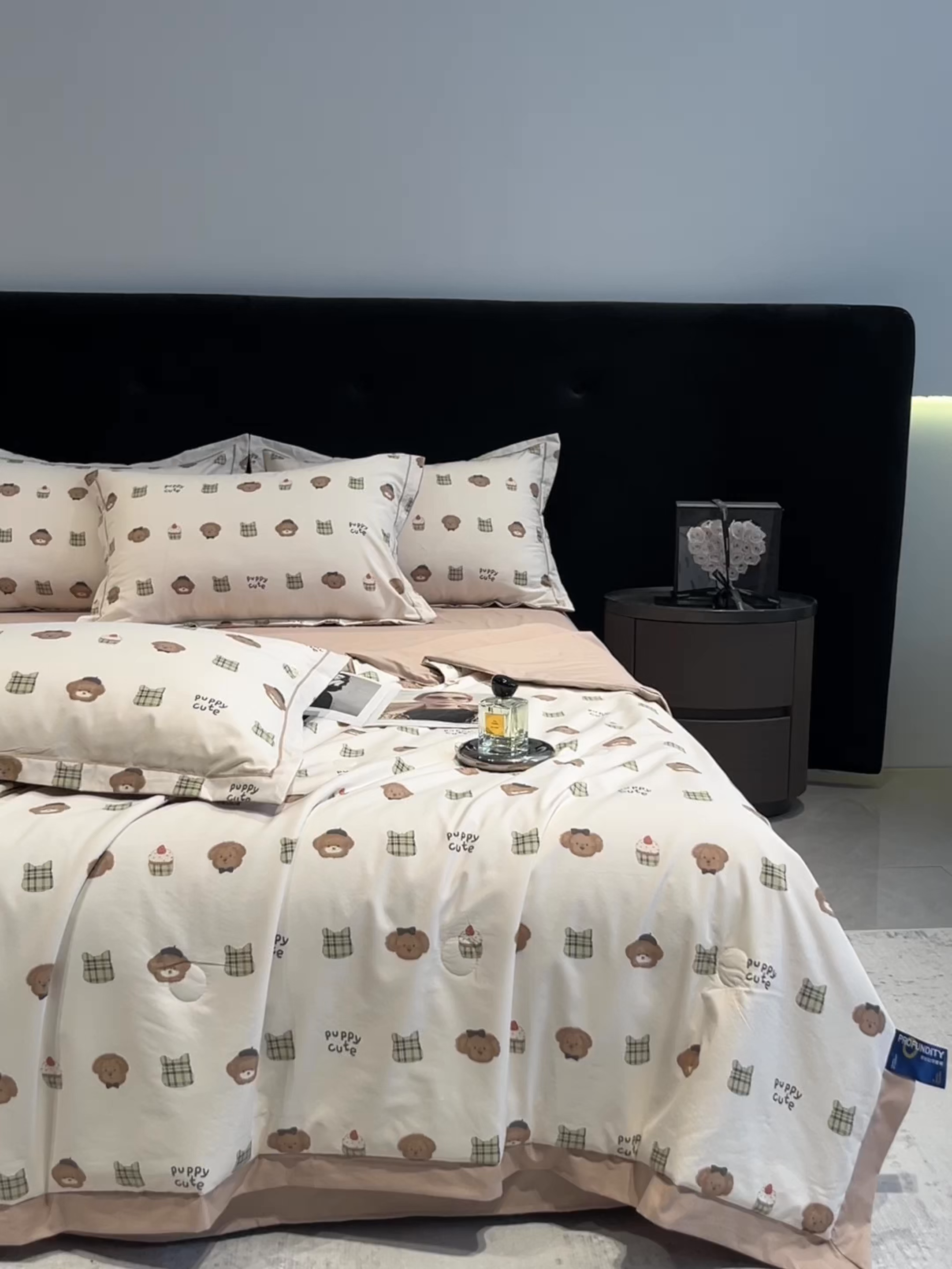 91家纺网 家纺一手货源 找家纺 金梦拉家纺 2026新款凉感天丝竹节纱大宽边一字绣夏被空调被夏凉被四件套 欢乐熊宝