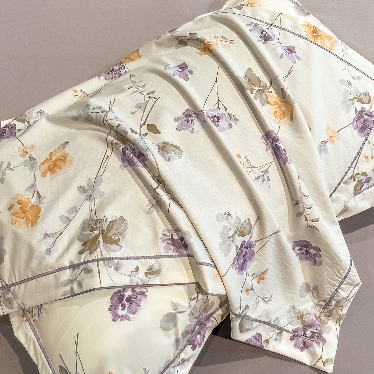 91家纺网 家纺一手货源 找家纺 金梦拉家纺 2026新款凉感天丝竹节纱大宽边一字绣夏被空调被夏凉被四件套 幻境紫