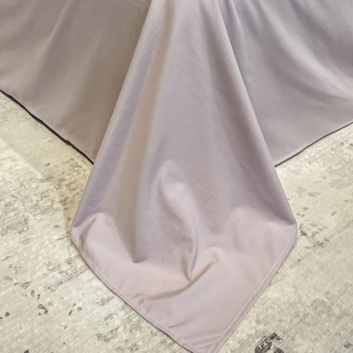 91家纺网 家纺一手货源 找家纺 金梦拉家纺 2026新款凉感天丝竹节纱大宽边一字绣夏被空调被夏凉被四件套 幻境紫