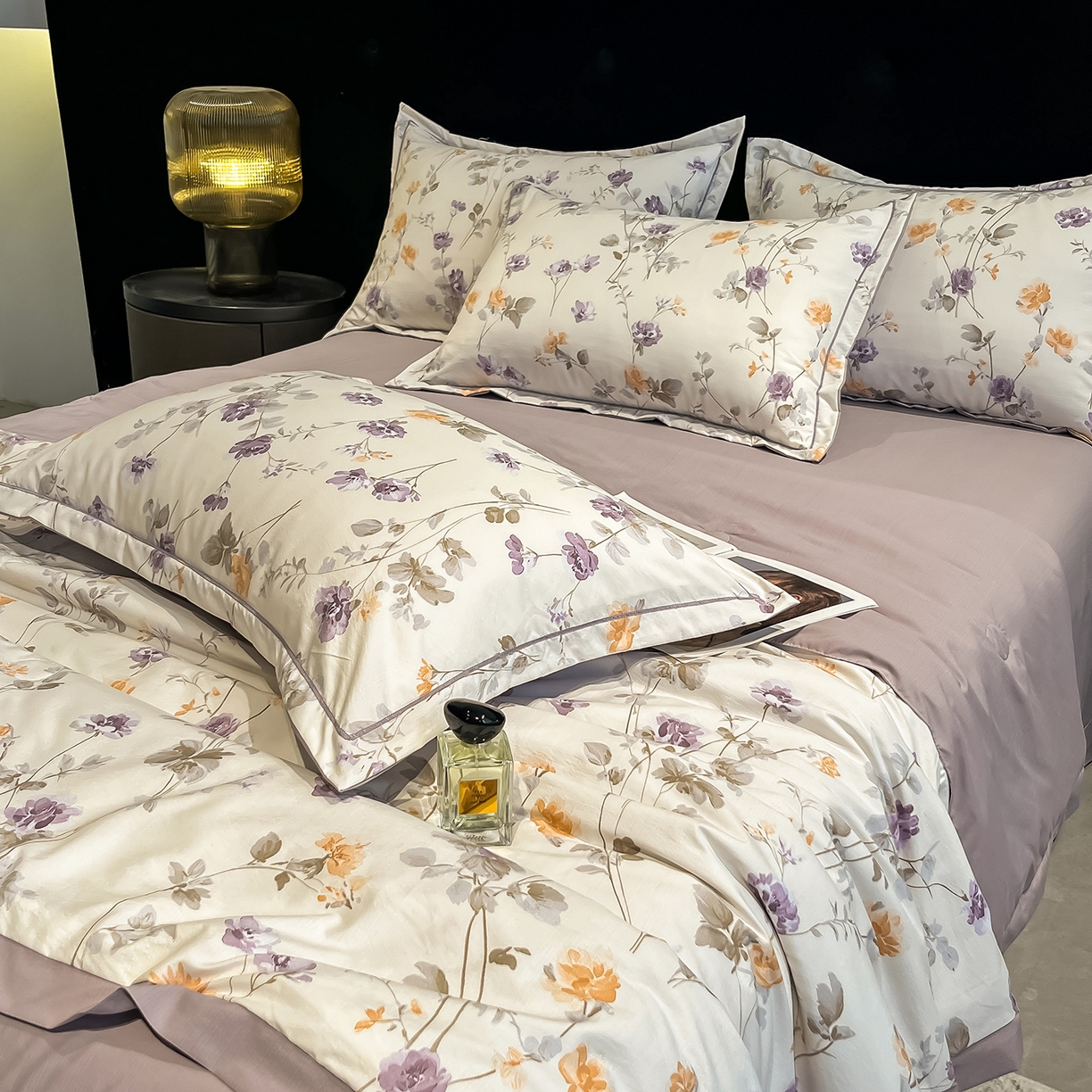 91家纺网 家纺一手货源 找家纺 金梦拉家纺 2026新款凉感天丝竹节纱大宽边一字绣夏被空调被夏凉被四件套 幻境紫