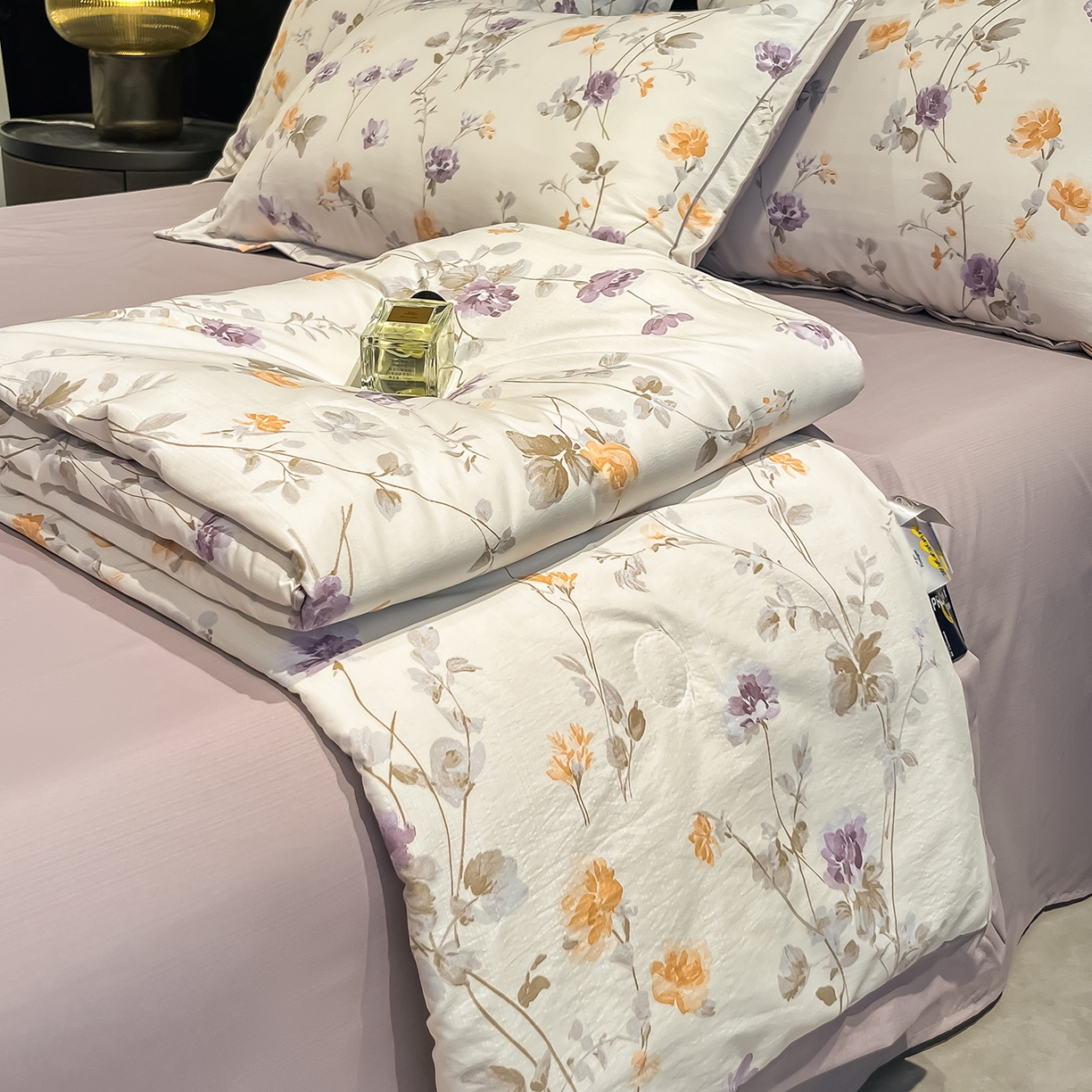 91家纺网 家纺一手货源 找家纺 金梦拉家纺 2026新款凉感天丝竹节纱大宽边一字绣夏被空调被夏凉被四件套 幻境紫