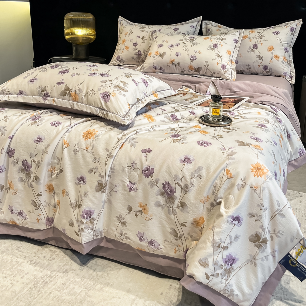 91家纺网 家纺一手货源 找家纺 金梦拉家纺 2026新款凉感天丝竹节纱大宽边一字绣夏被空调被夏凉被四件套 幻境紫