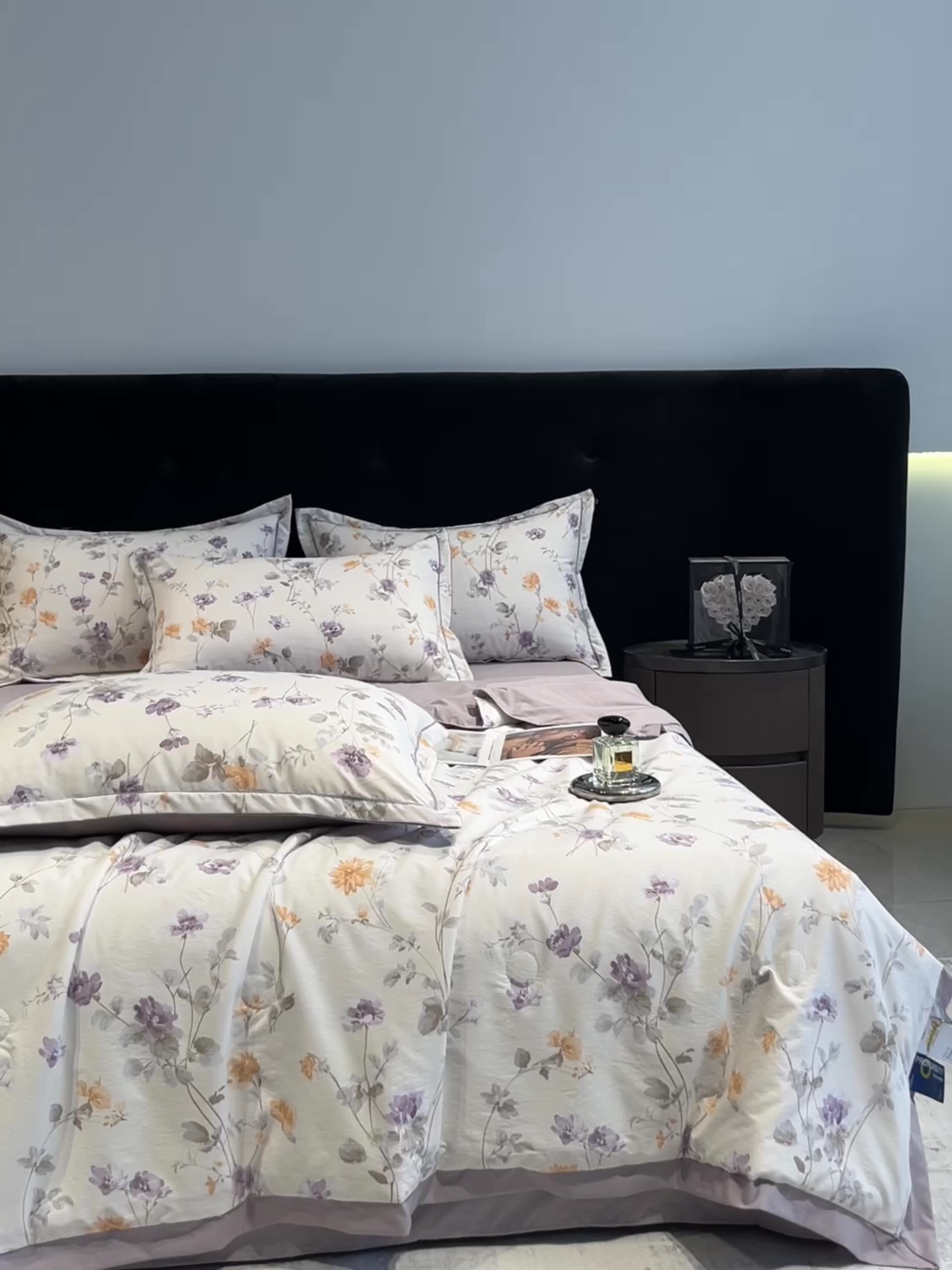 91家纺网 家纺一手货源 找家纺 金梦拉家纺 2026新款凉感天丝竹节纱大宽边一字绣夏被空调被夏凉被四件套 幻境紫