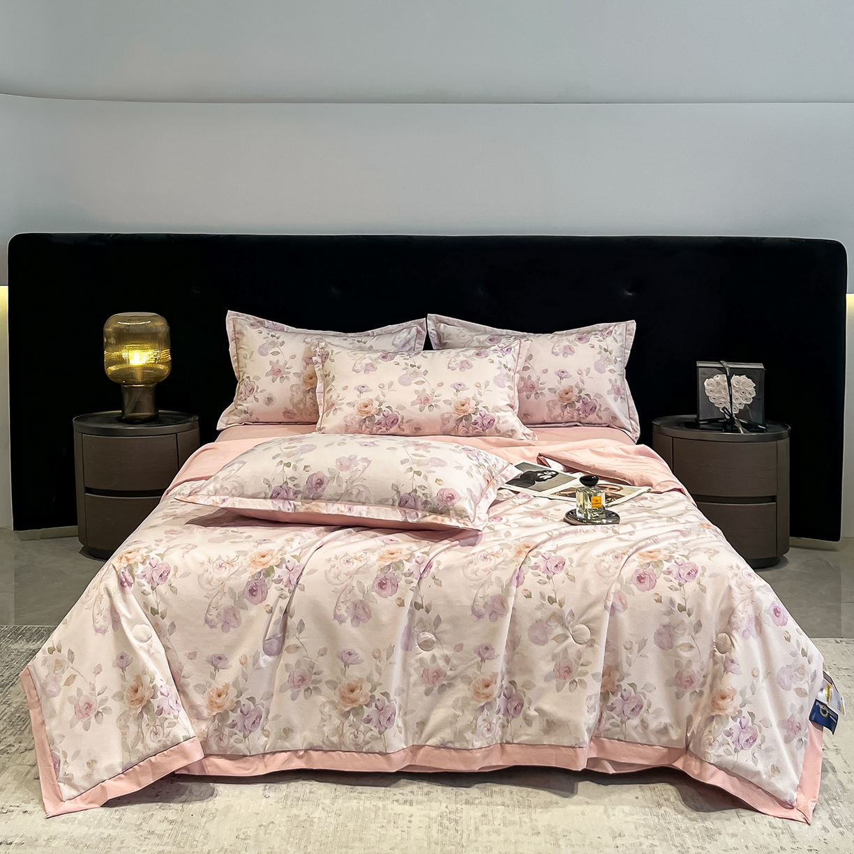 91家纺网 家纺一手货源 找家纺 金梦拉家纺 2026新款凉感天丝竹节纱大宽边一字绣夏被空调被夏凉被四件套 流苏粉