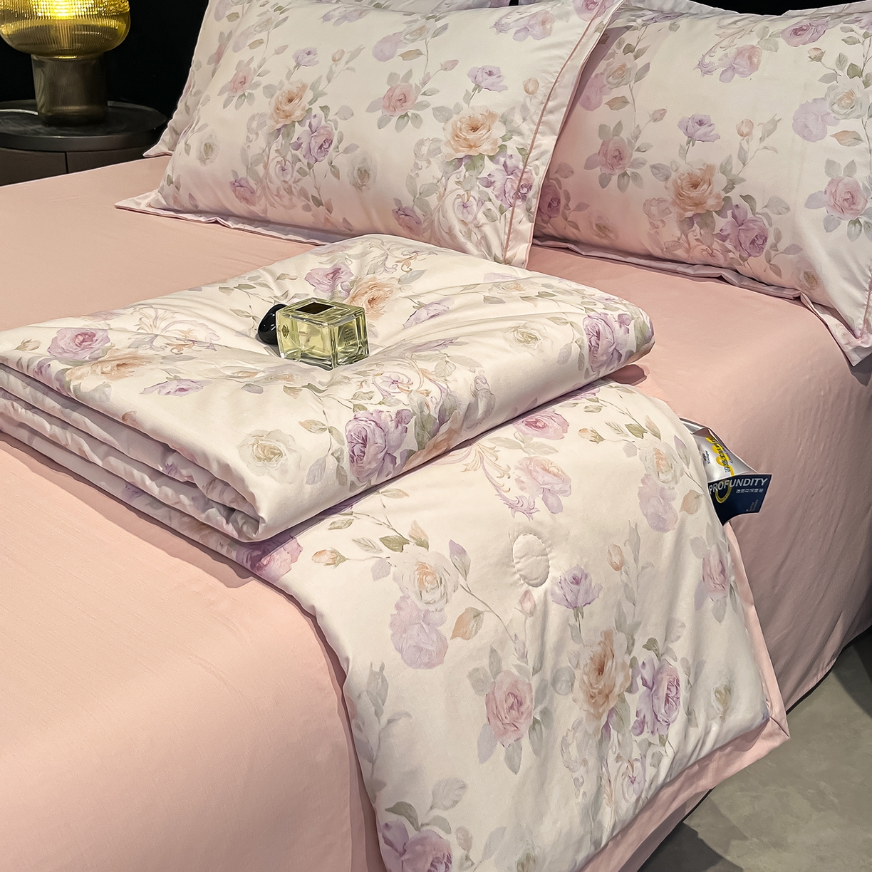 91家纺网 家纺一手货源 找家纺 金梦拉家纺 2026新款凉感天丝竹节纱大宽边一字绣夏被空调被夏凉被四件套 流苏粉