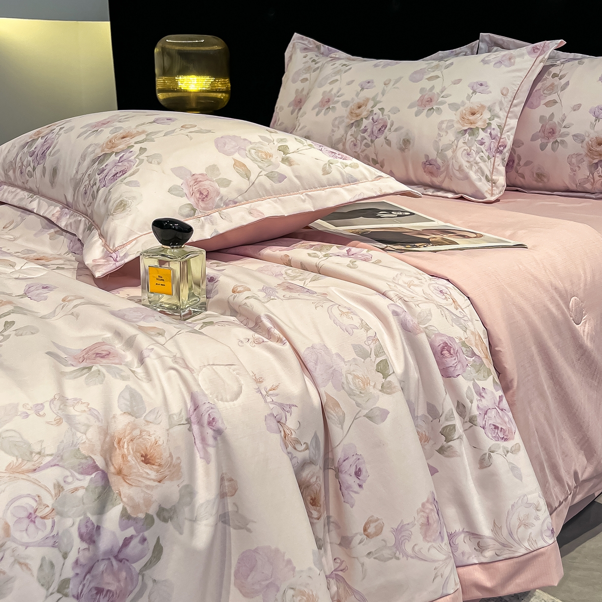 91家纺网 家纺一手货源 找家纺 金梦拉家纺 2026新款凉感天丝竹节纱大宽边一字绣夏被空调被夏凉被四件套 流苏粉