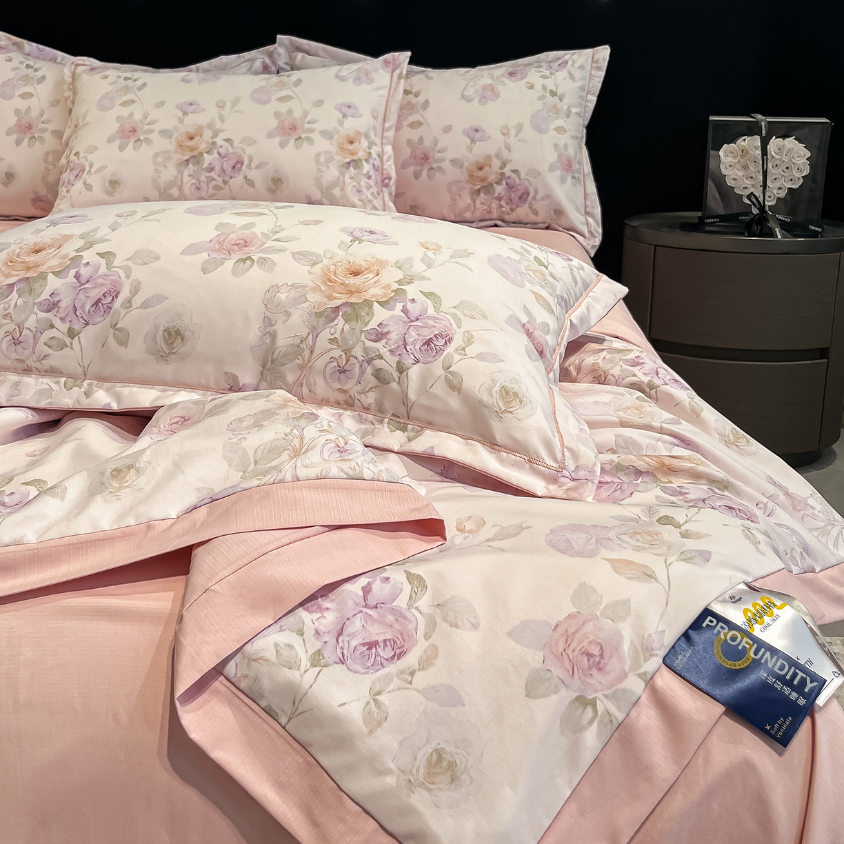 91家纺网 家纺一手货源 找家纺 金梦拉家纺 2026新款凉感天丝竹节纱大宽边一字绣夏被空调被夏凉被四件套 流苏粉