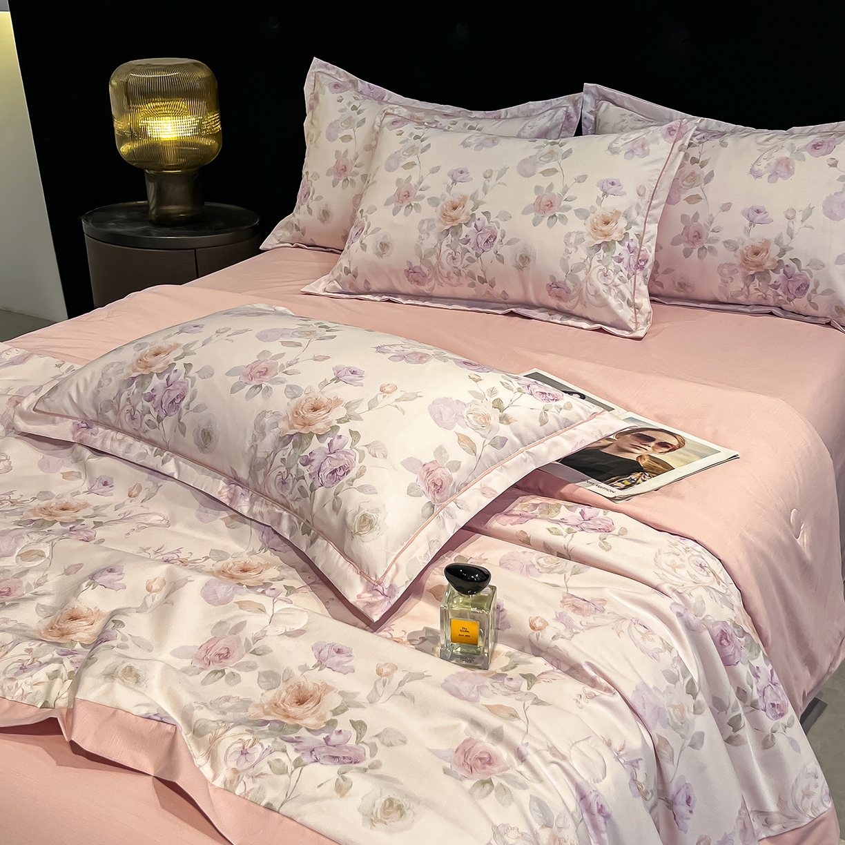 91家纺网 家纺一手货源 找家纺 金梦拉家纺 2026新款凉感天丝竹节纱大宽边一字绣夏被空调被夏凉被四件套 流苏粉