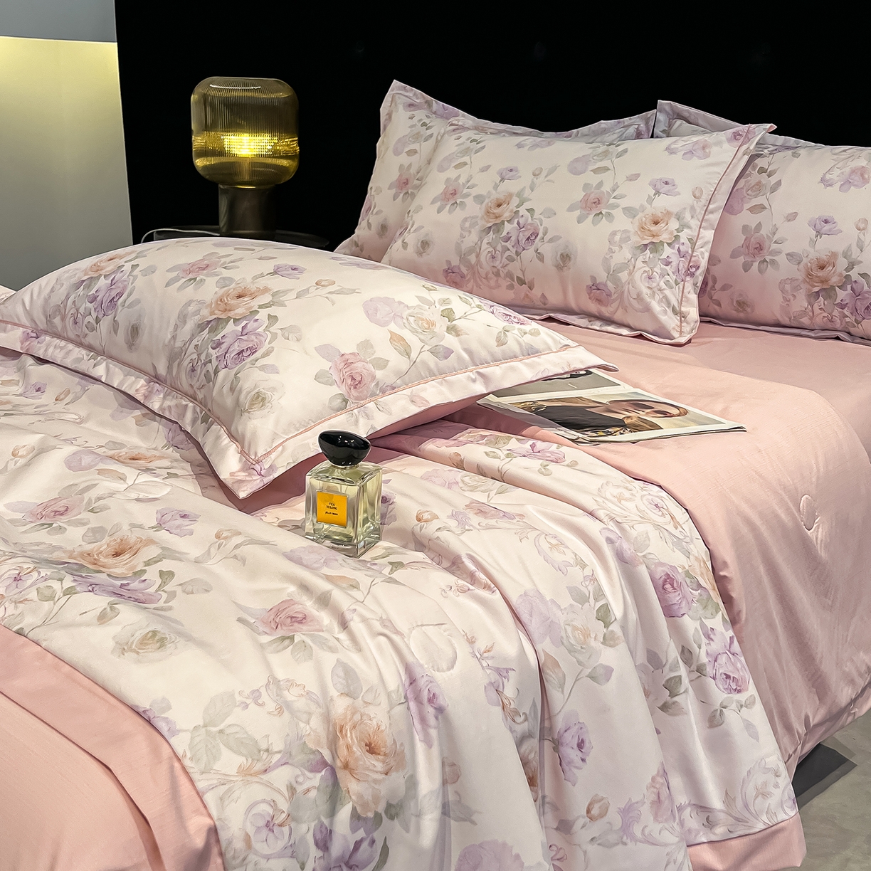 91家纺网 家纺一手货源 找家纺 金梦拉家纺 2026新款凉感天丝竹节纱大宽边一字绣夏被空调被夏凉被四件套 流苏粉