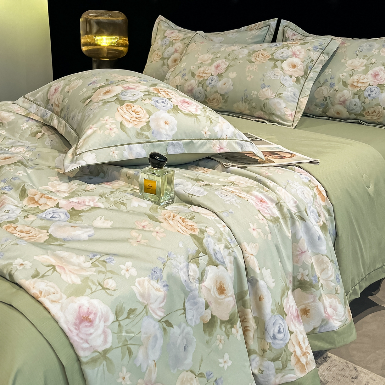 91家纺网 家纺一手货源 找家纺 金梦拉家纺 2026新款凉感天丝竹节纱大宽边一字绣夏被空调被夏凉被四件套 绿韵春晓