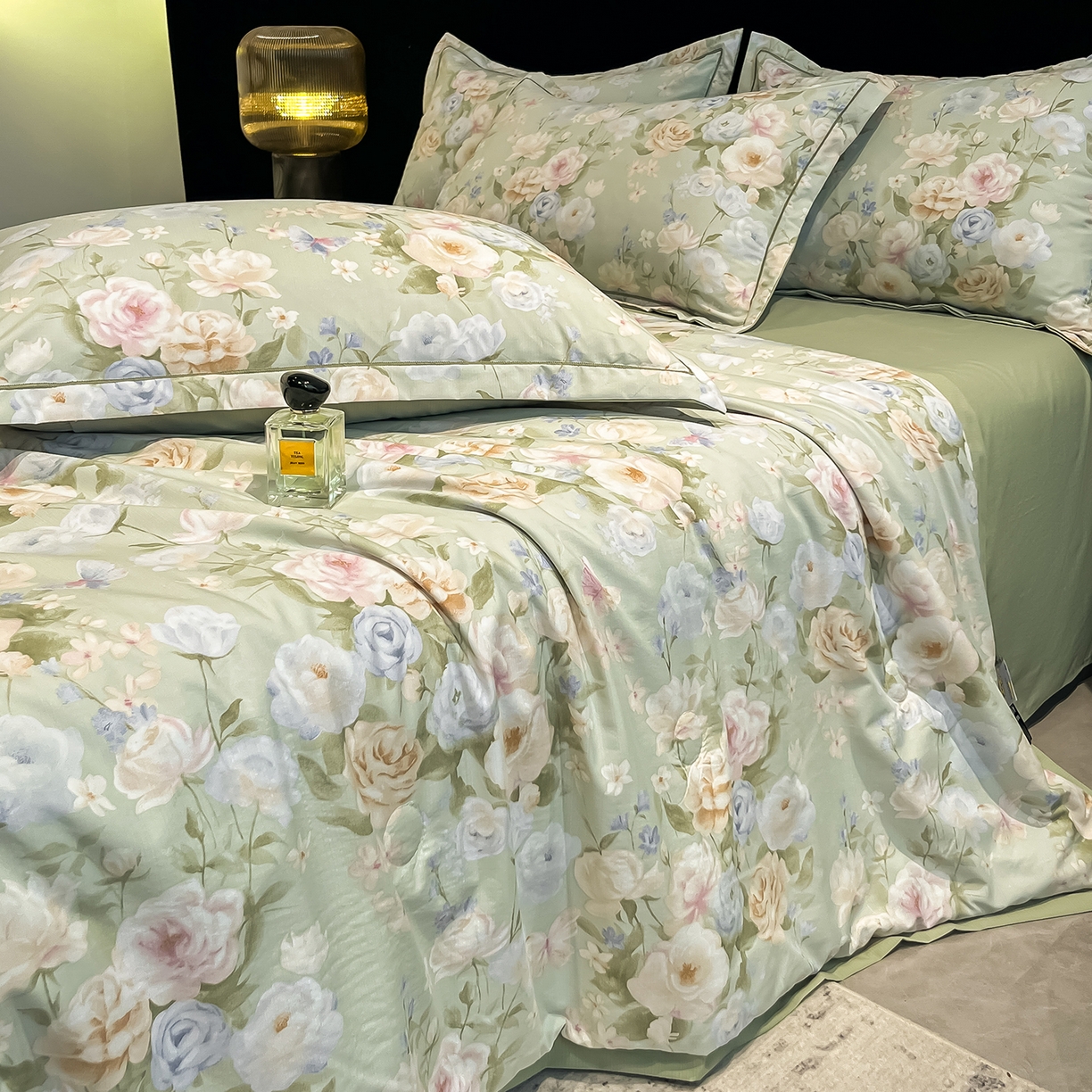 91家纺网 家纺一手货源 找家纺 金梦拉家纺 2026新款凉感天丝竹节纱大宽边一字绣夏被空调被夏凉被四件套 绿韵春晓