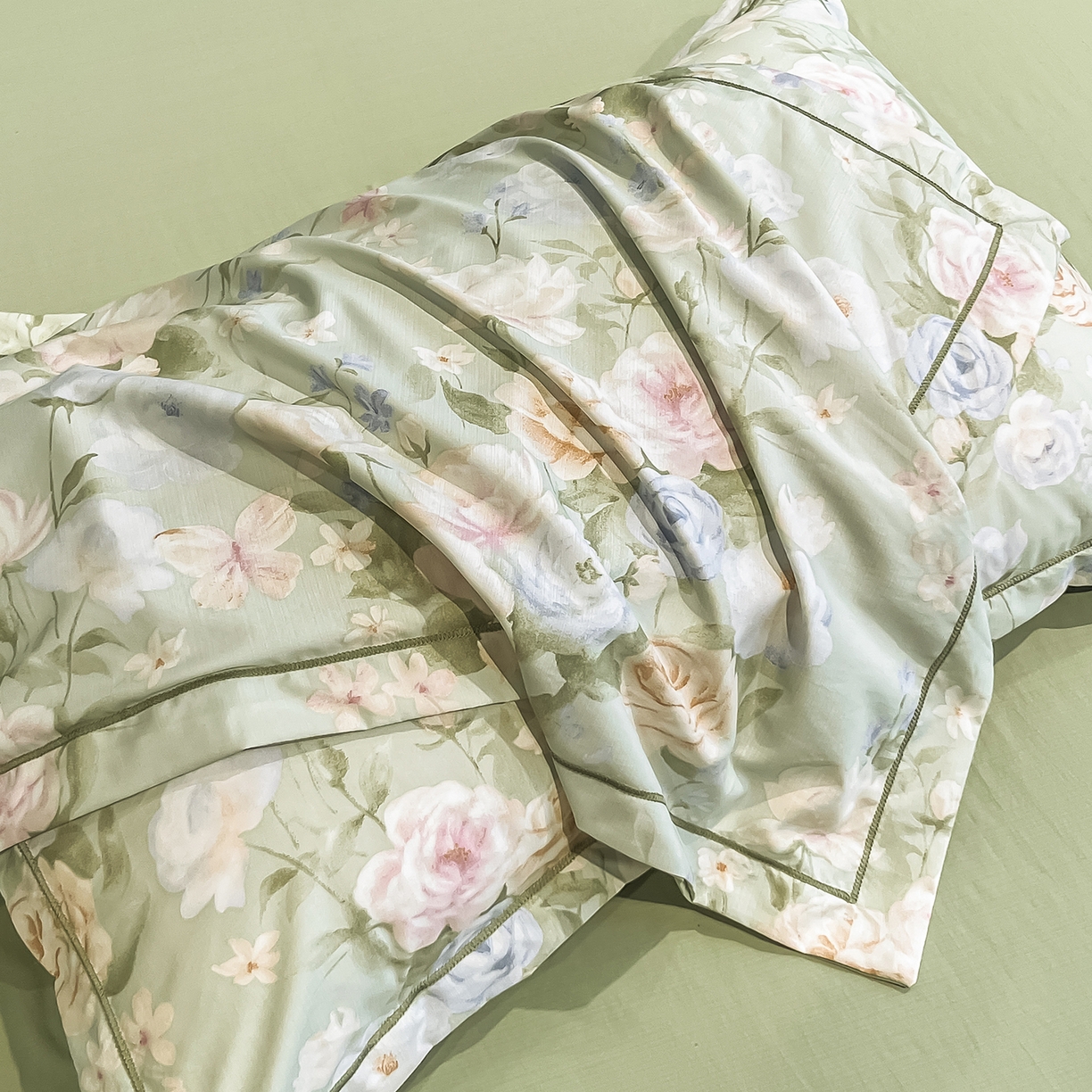 91家纺网 家纺一手货源 找家纺 金梦拉家纺 2026新款凉感天丝竹节纱大宽边一字绣夏被空调被夏凉被四件套 绿韵春晓