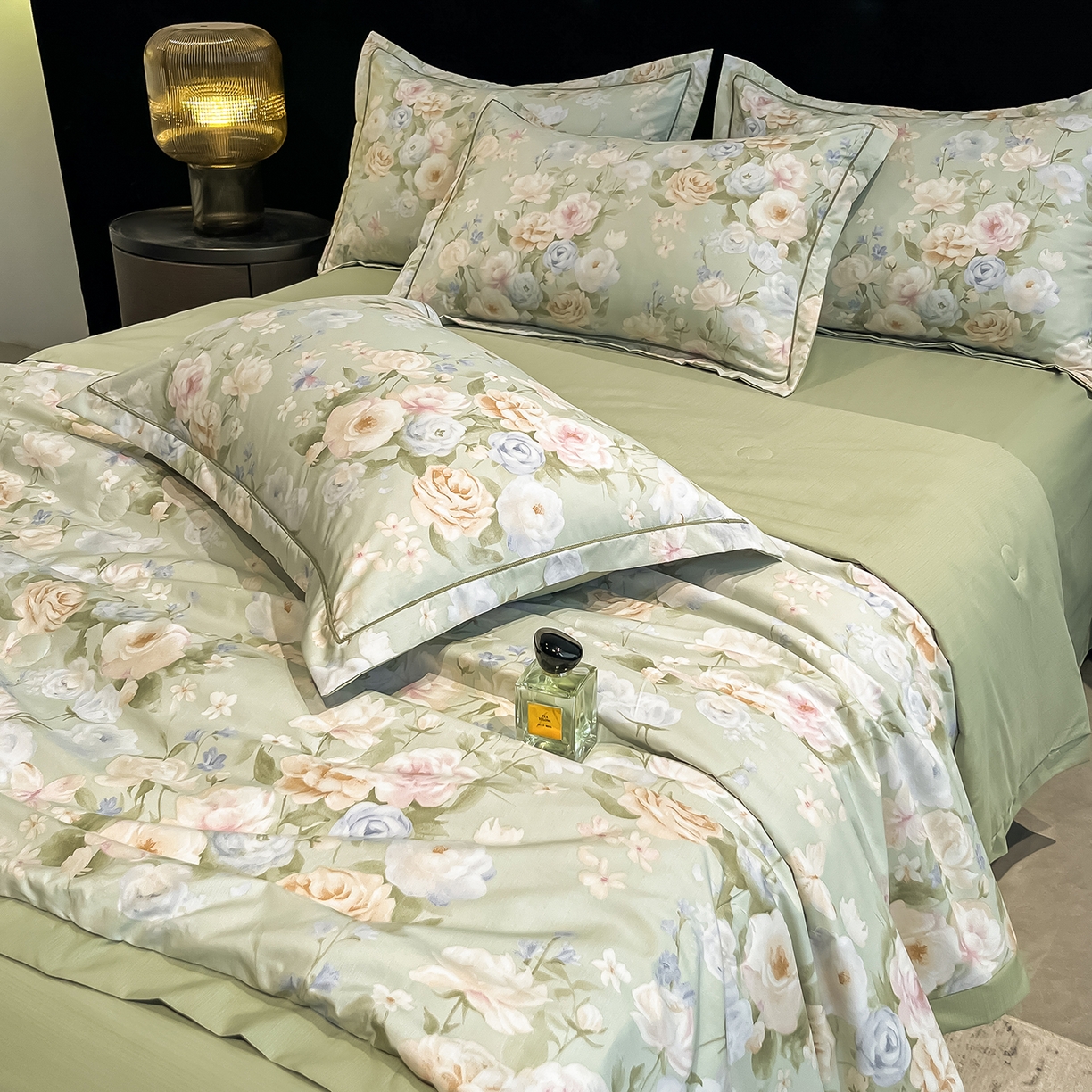 91家纺网 家纺一手货源 找家纺 金梦拉家纺 2026新款凉感天丝竹节纱大宽边一字绣夏被空调被夏凉被四件套 绿韵春晓