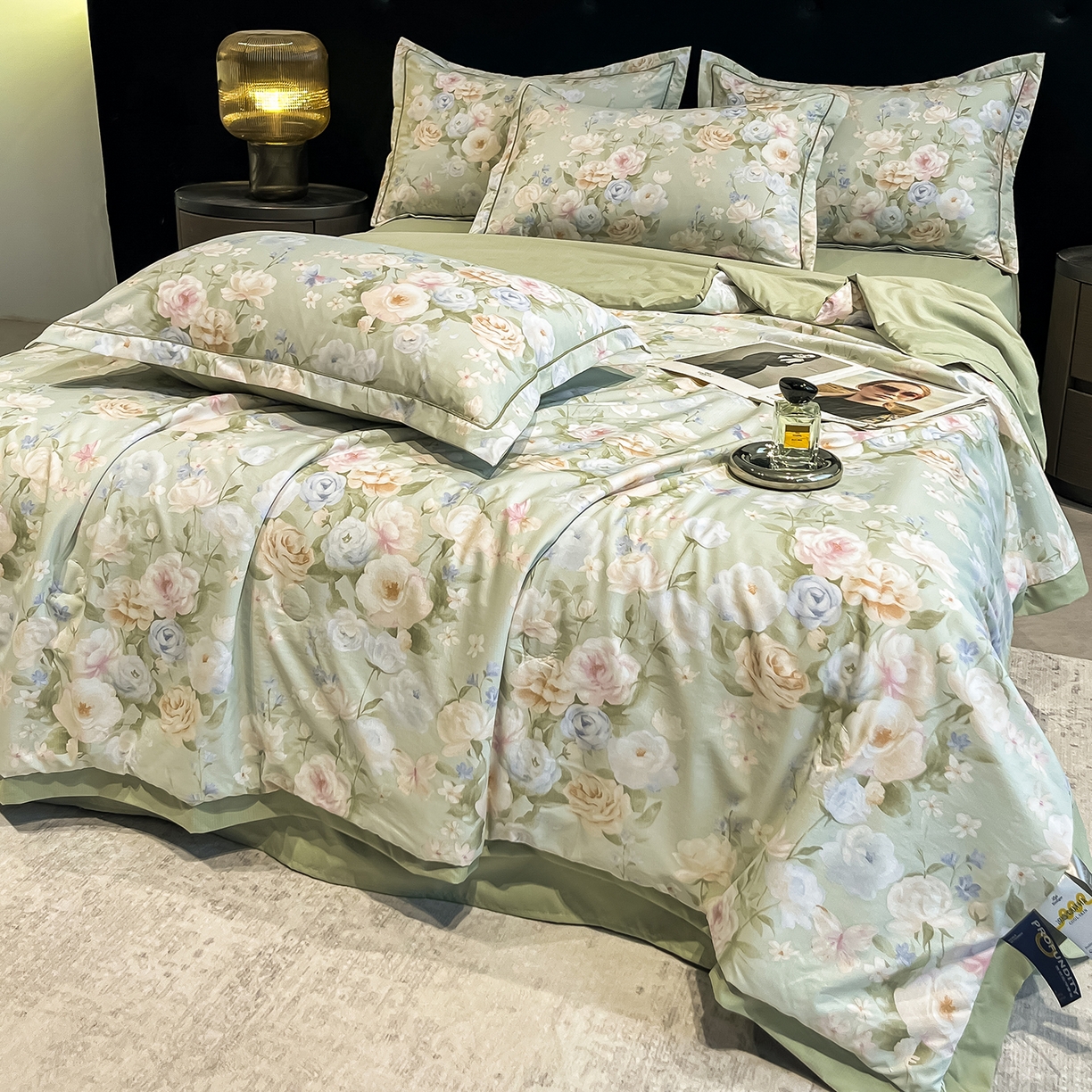 91家纺网 家纺一手货源 找家纺 金梦拉家纺 2026新款凉感天丝竹节纱大宽边一字绣夏被空调被夏凉被四件套 绿韵春晓