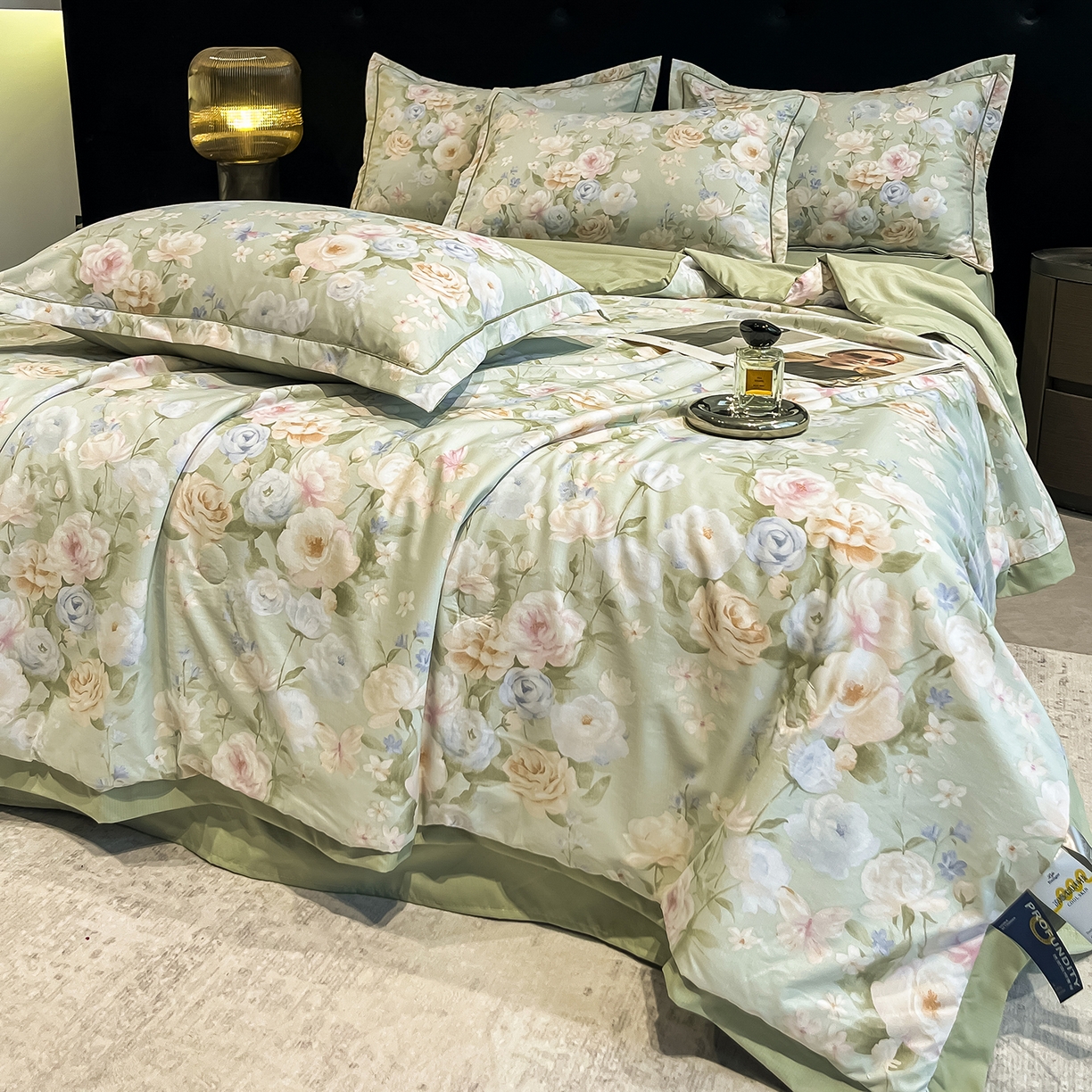 91家纺网 家纺一手货源 找家纺 金梦拉家纺 2026新款凉感天丝竹节纱大宽边一字绣夏被空调被夏凉被四件套 绿韵春晓