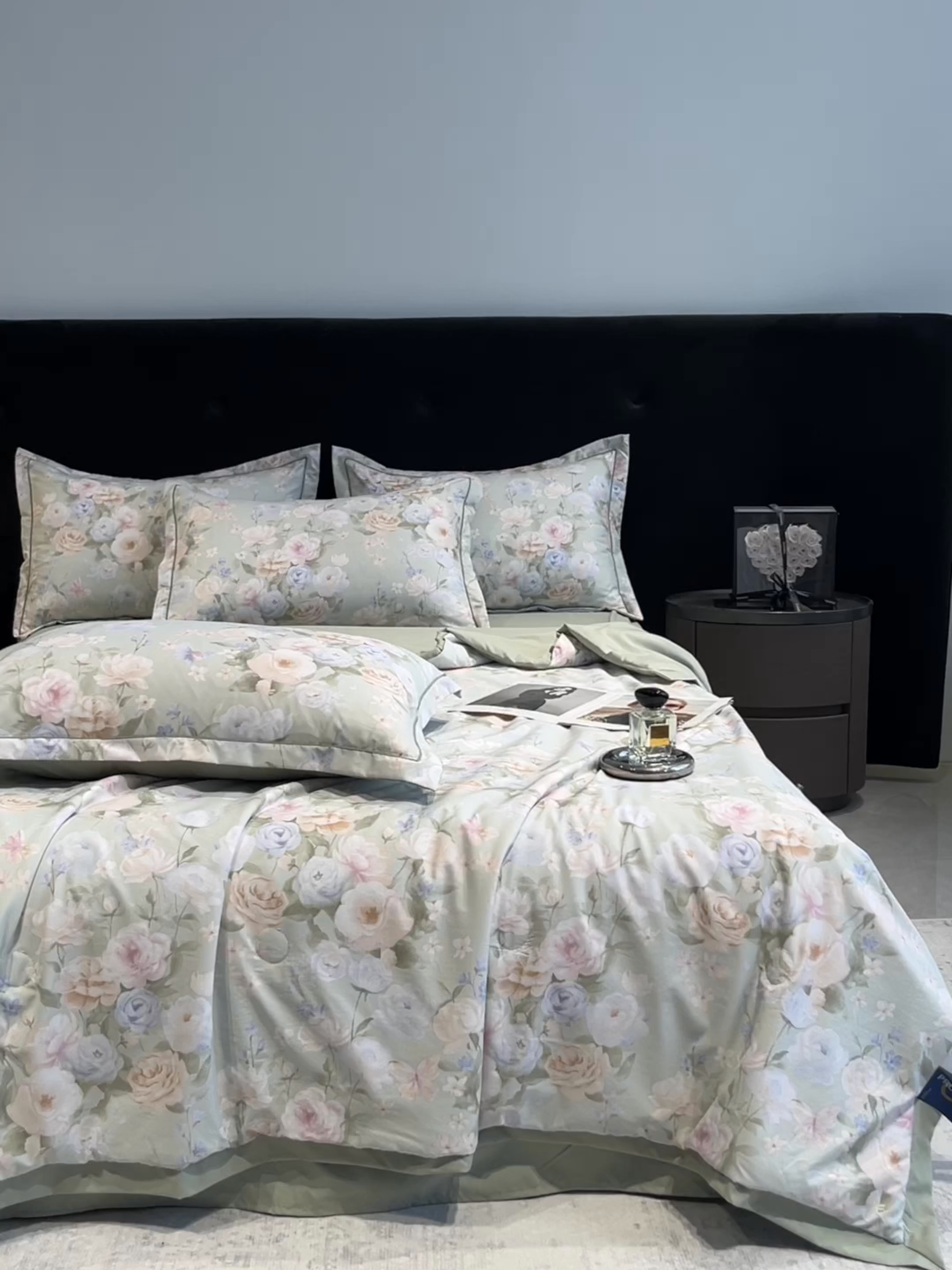 91家纺网 家纺一手货源 找家纺 金梦拉家纺 2026新款凉感天丝竹节纱大宽边一字绣夏被空调被夏凉被四件套 绿韵春晓