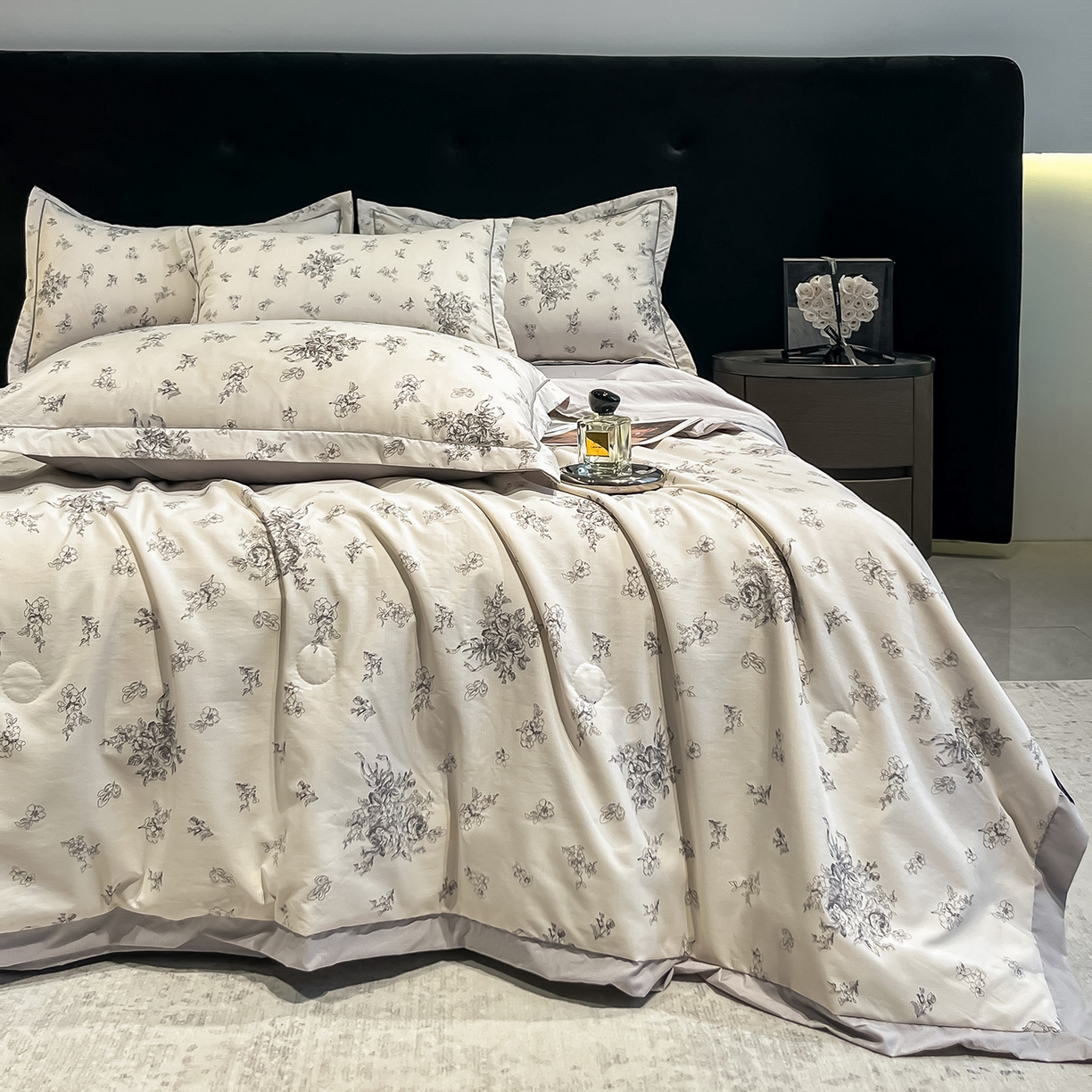 91家纺网 家纺一手货源 找家纺 金梦拉家纺 2026新款凉感天丝竹节纱大宽边一字绣夏被空调被夏凉被四件套 木槿