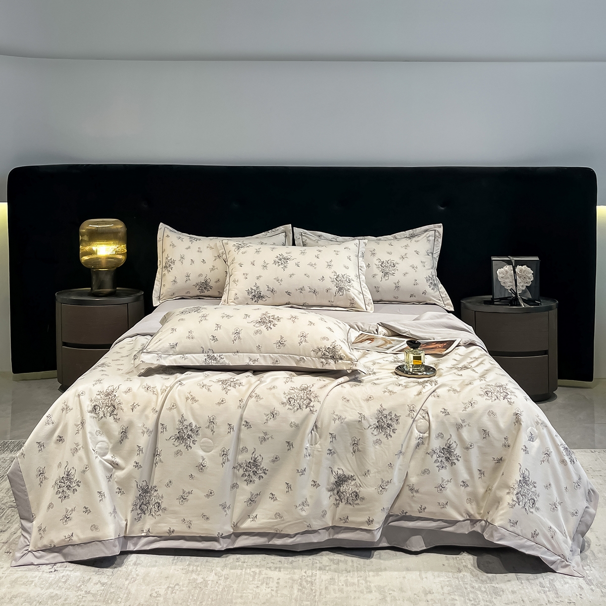 91家纺网 家纺一手货源 找家纺 金梦拉家纺 2026新款凉感天丝竹节纱大宽边一字绣夏被空调被夏凉被四件套 木槿