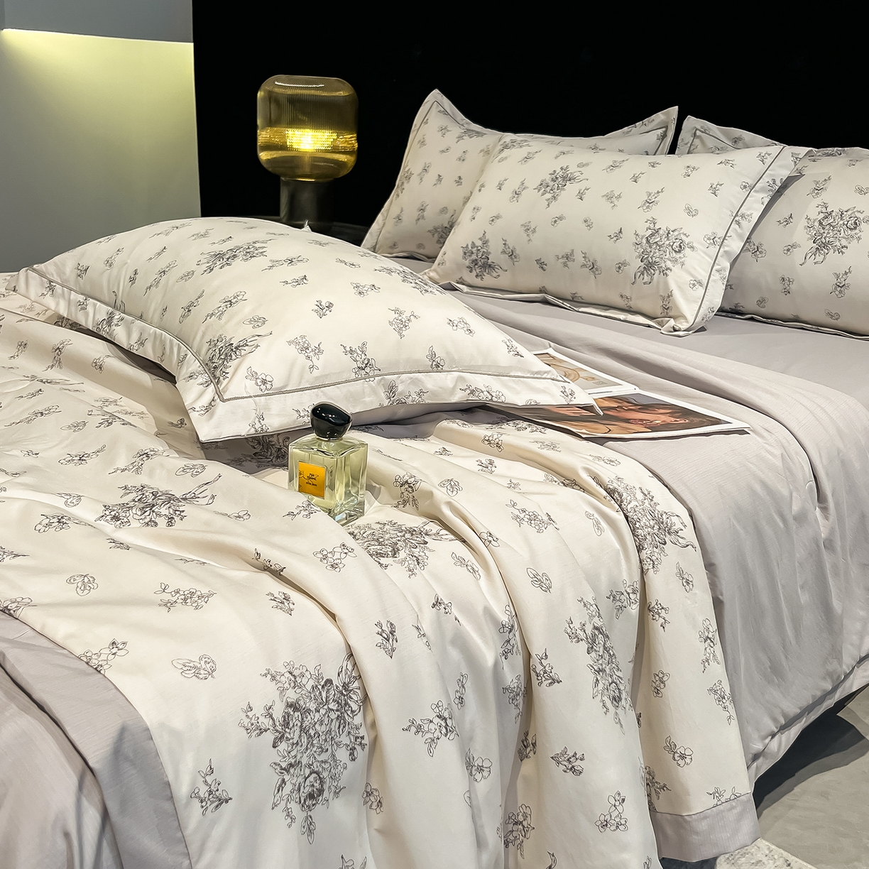 91家纺网 家纺一手货源 找家纺 金梦拉家纺 2026新款凉感天丝竹节纱大宽边一字绣夏被空调被夏凉被四件套 木槿