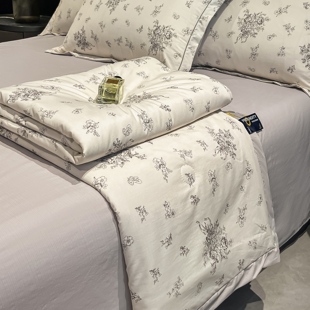 91家纺网 家纺一手货源 找家纺 金梦拉家纺 2026新款凉感天丝竹节纱大宽边一字绣夏被空调被夏凉被四件套 木槿