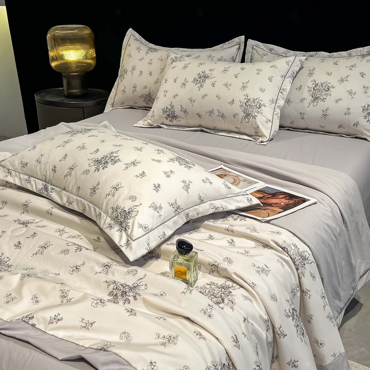 91家纺网 家纺一手货源 找家纺 金梦拉家纺 2026新款凉感天丝竹节纱大宽边一字绣夏被空调被夏凉被四件套 木槿