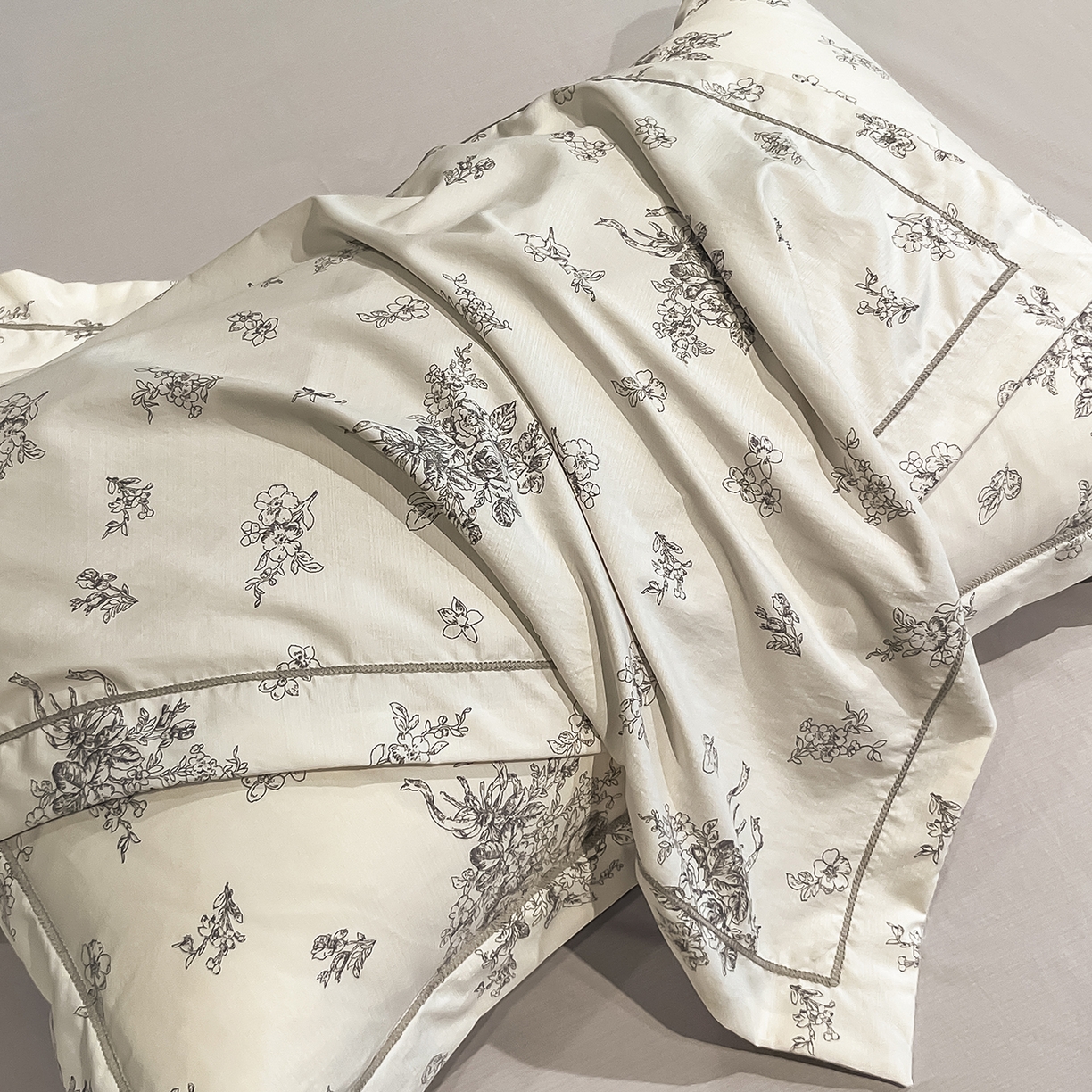 91家纺网 家纺一手货源 找家纺 金梦拉家纺 2026新款凉感天丝竹节纱大宽边一字绣夏被空调被夏凉被四件套 木槿