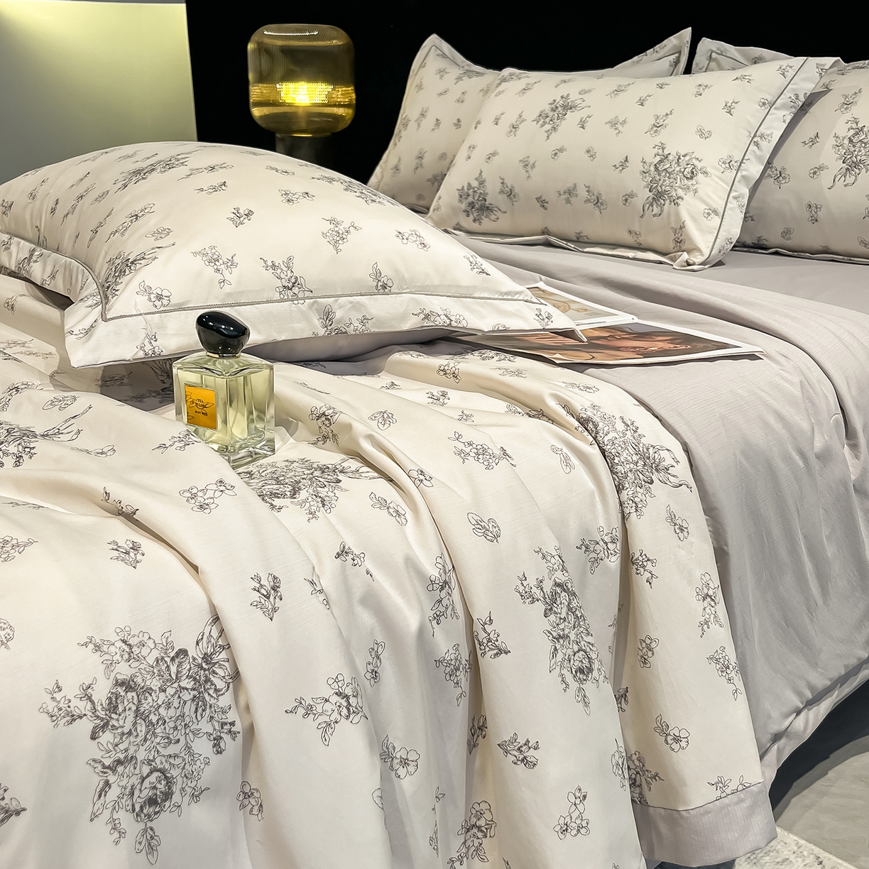 91家纺网 家纺一手货源 找家纺 金梦拉家纺 2026新款凉感天丝竹节纱大宽边一字绣夏被空调被夏凉被四件套 木槿