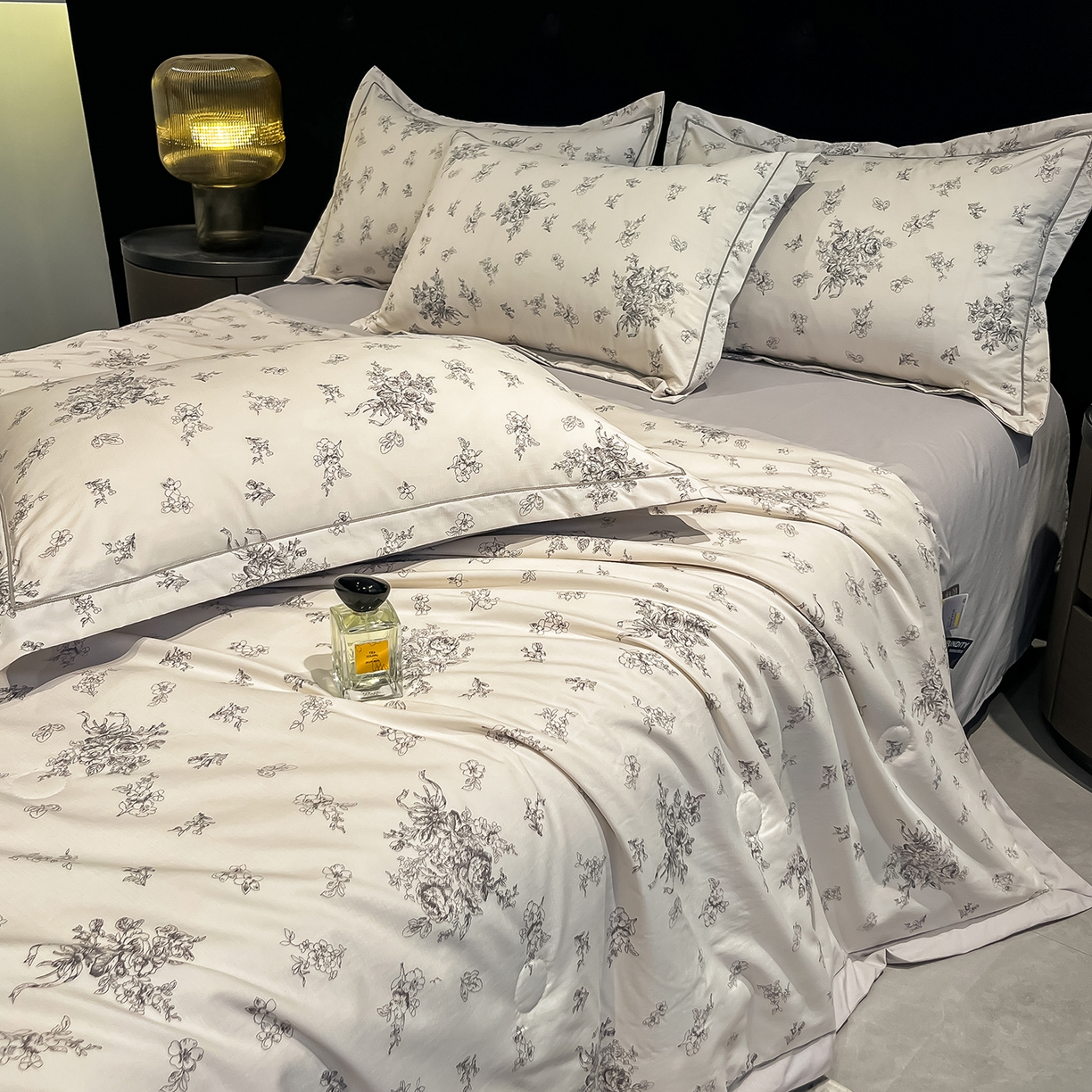 91家纺网 家纺一手货源 找家纺 金梦拉家纺 2026新款凉感天丝竹节纱大宽边一字绣夏被空调被夏凉被四件套 木槿