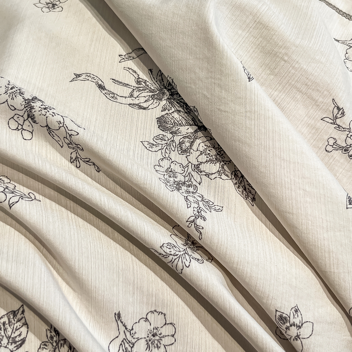 91家纺网 家纺一手货源 找家纺 金梦拉家纺 2026新款凉感天丝竹节纱大宽边一字绣夏被空调被夏凉被四件套 木槿