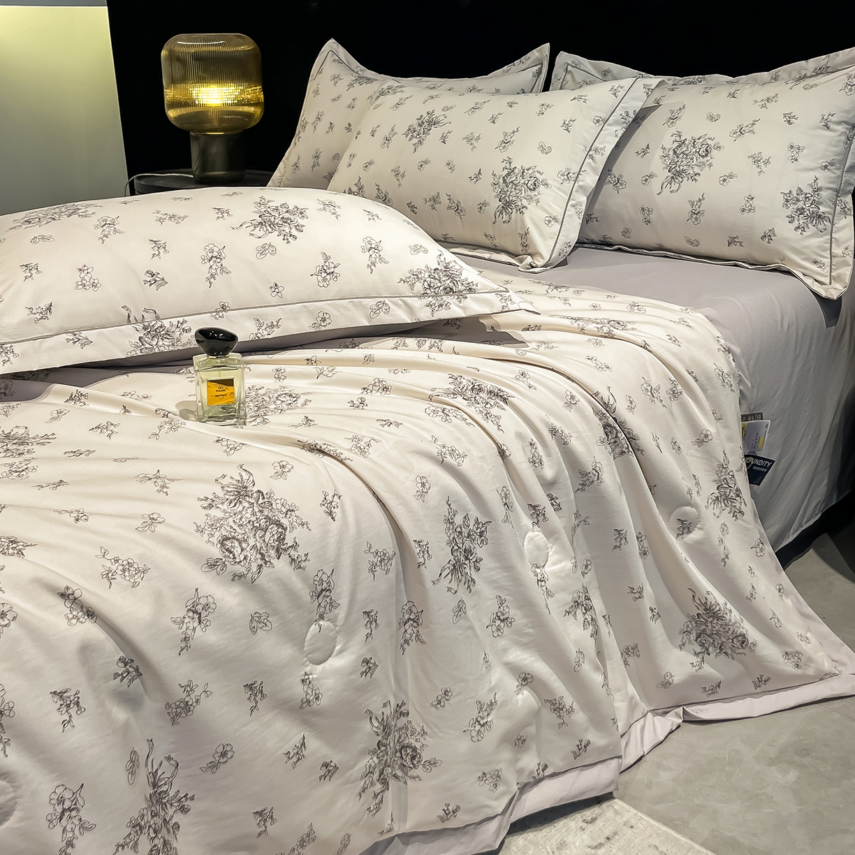 91家纺网 家纺一手货源 找家纺 金梦拉家纺 2026新款凉感天丝竹节纱大宽边一字绣夏被空调被夏凉被四件套 木槿