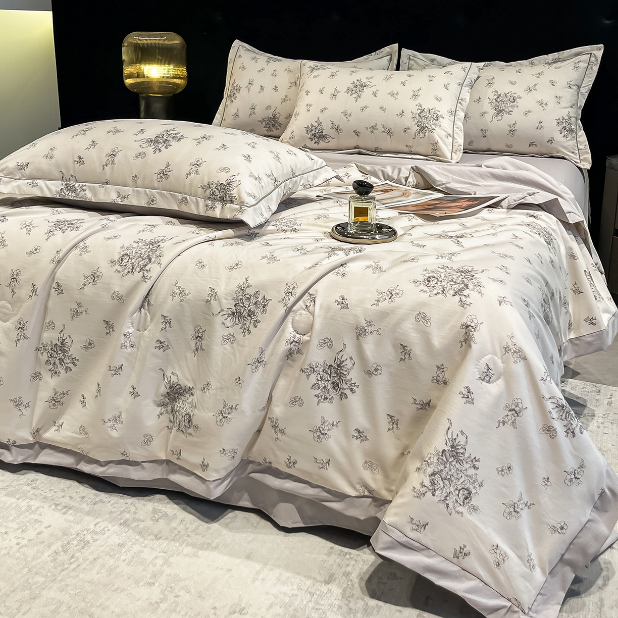 91家纺网 家纺一手货源 找家纺 金梦拉家纺 2026新款凉感天丝竹节纱大宽边一字绣夏被空调被夏凉被四件套 木槿