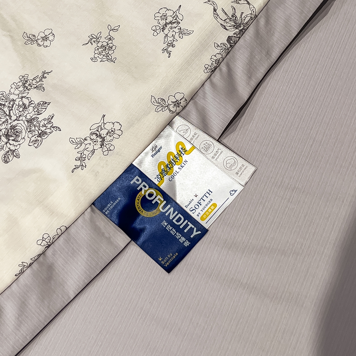 91家纺网 家纺一手货源 找家纺 金梦拉家纺 2026新款凉感天丝竹节纱大宽边一字绣夏被空调被夏凉被四件套 木槿