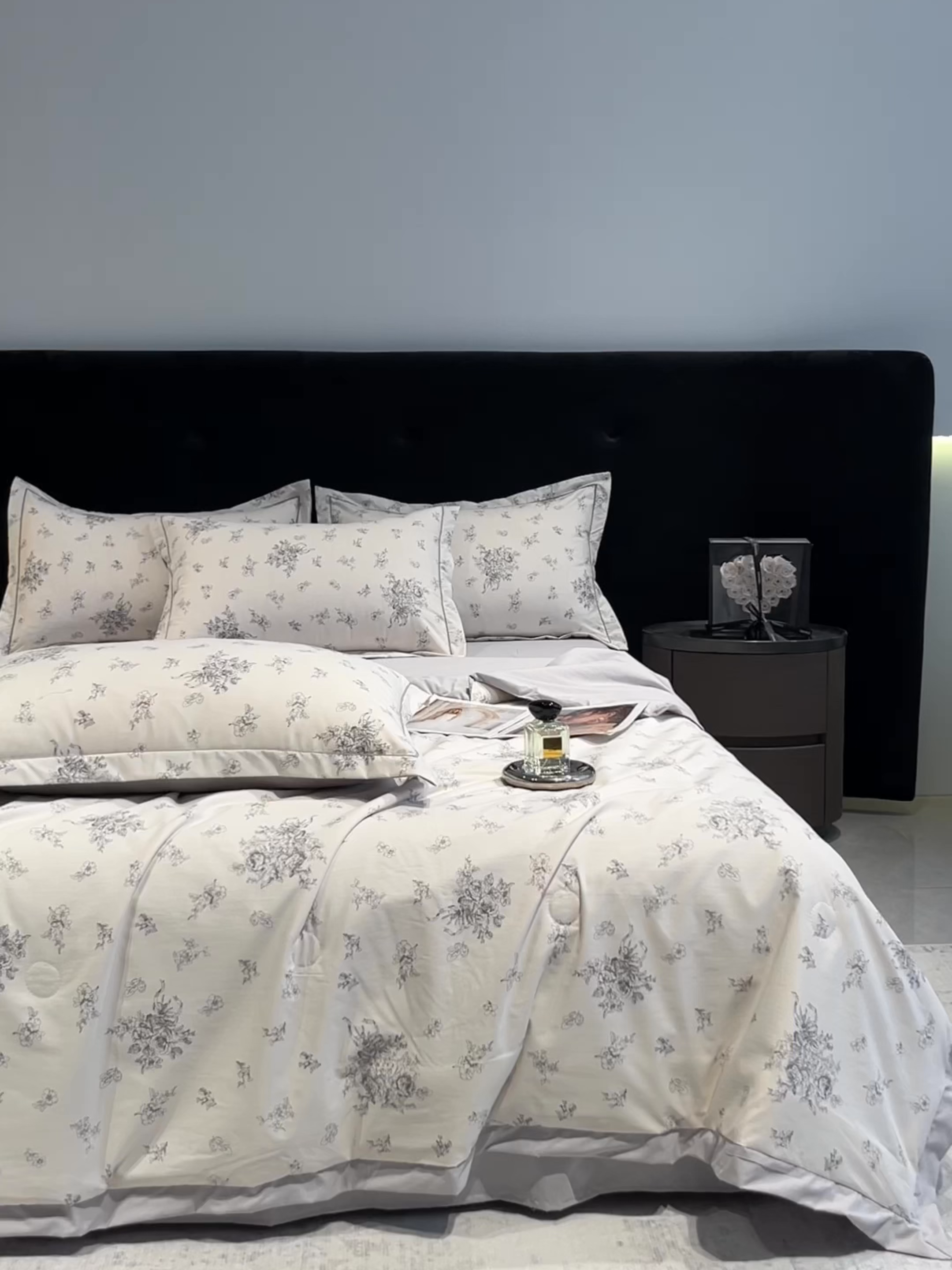 91家纺网 家纺一手货源 找家纺 金梦拉家纺 2026新款凉感天丝竹节纱大宽边一字绣夏被空调被夏凉被四件套 木槿