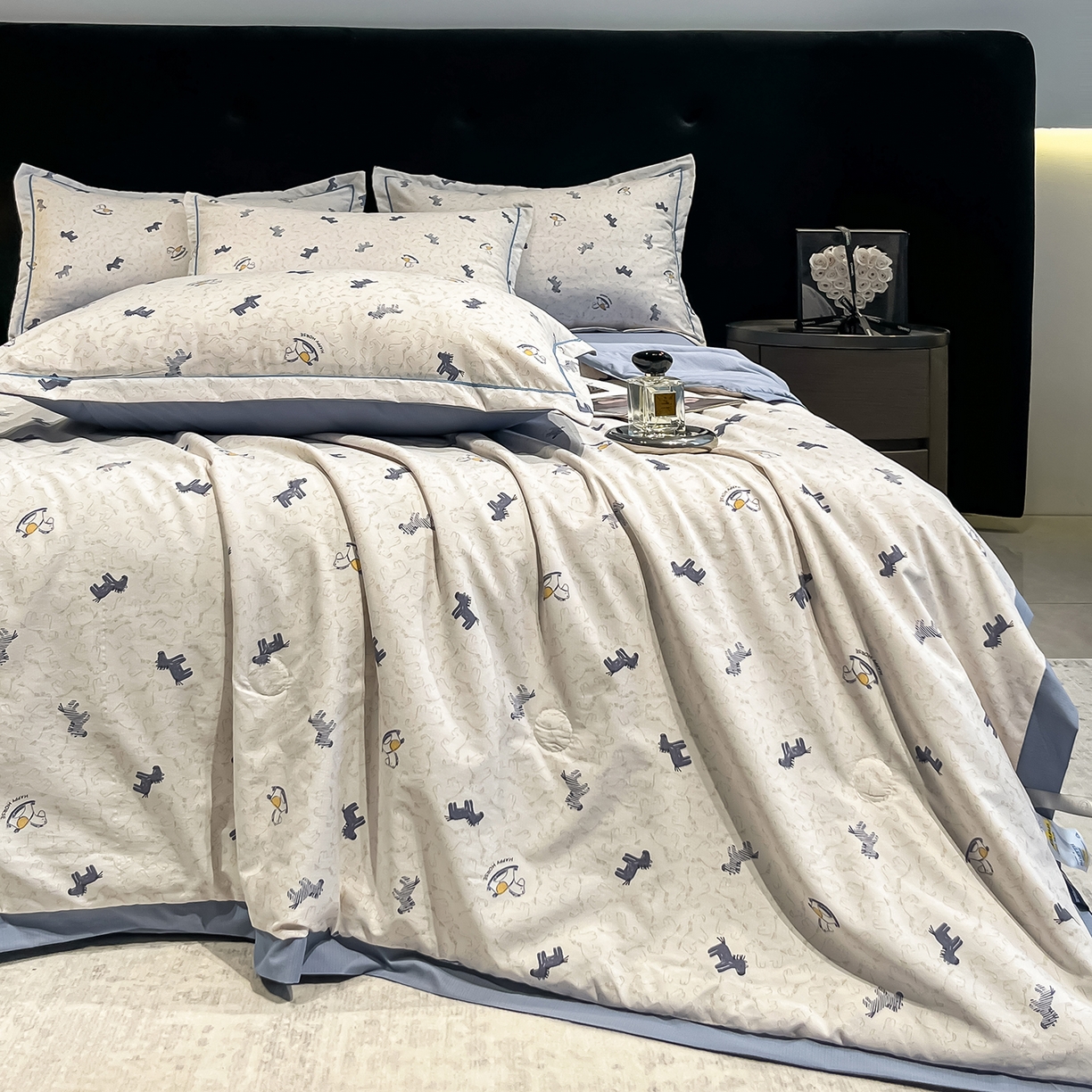 91家纺网 家纺一手货源 找家纺 金梦拉家纺 2026新款凉感天丝竹节纱大宽边一字绣夏被空调被夏凉被四件套 木马蓝